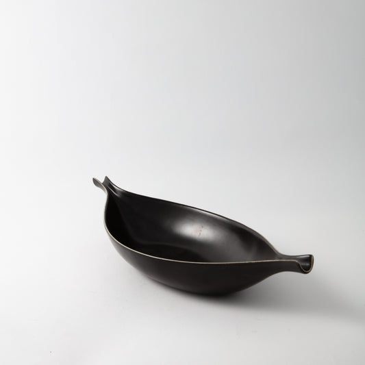 Pungoskål av Stig Lindberg för Gustavsberg, 1950-tal. Märkt GUSTAVSBERG. Längd: 35cm, Bredd 14cm. Pungo bowl by Stig Lindberg for Gustavsberg, 1950's. Stamped GUSTAVSBERG. 35cm/13,8″ X 14cm/5,5″.