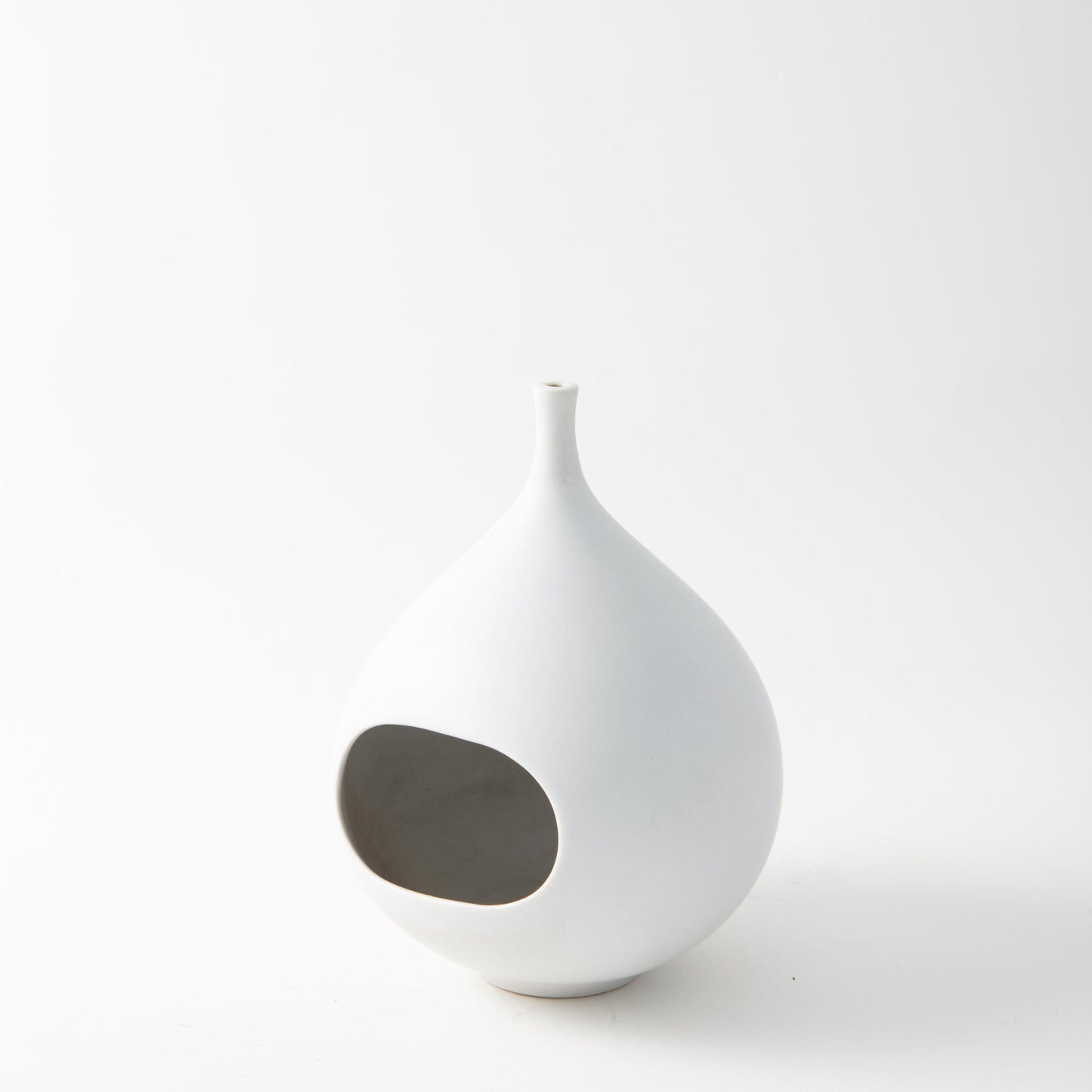 Stig Lindberg, "fågelbo" för Gustavsberg, 1950-tal. H: 16cm, diameter 11cm. Märkt GUSTAVSBERG Stig Lindberg "bird's nest" for Gustavsberg, 1950's. H: 16cm/6,3" and diam. 11cm/4,3". Marked GUSTAVSBERG
