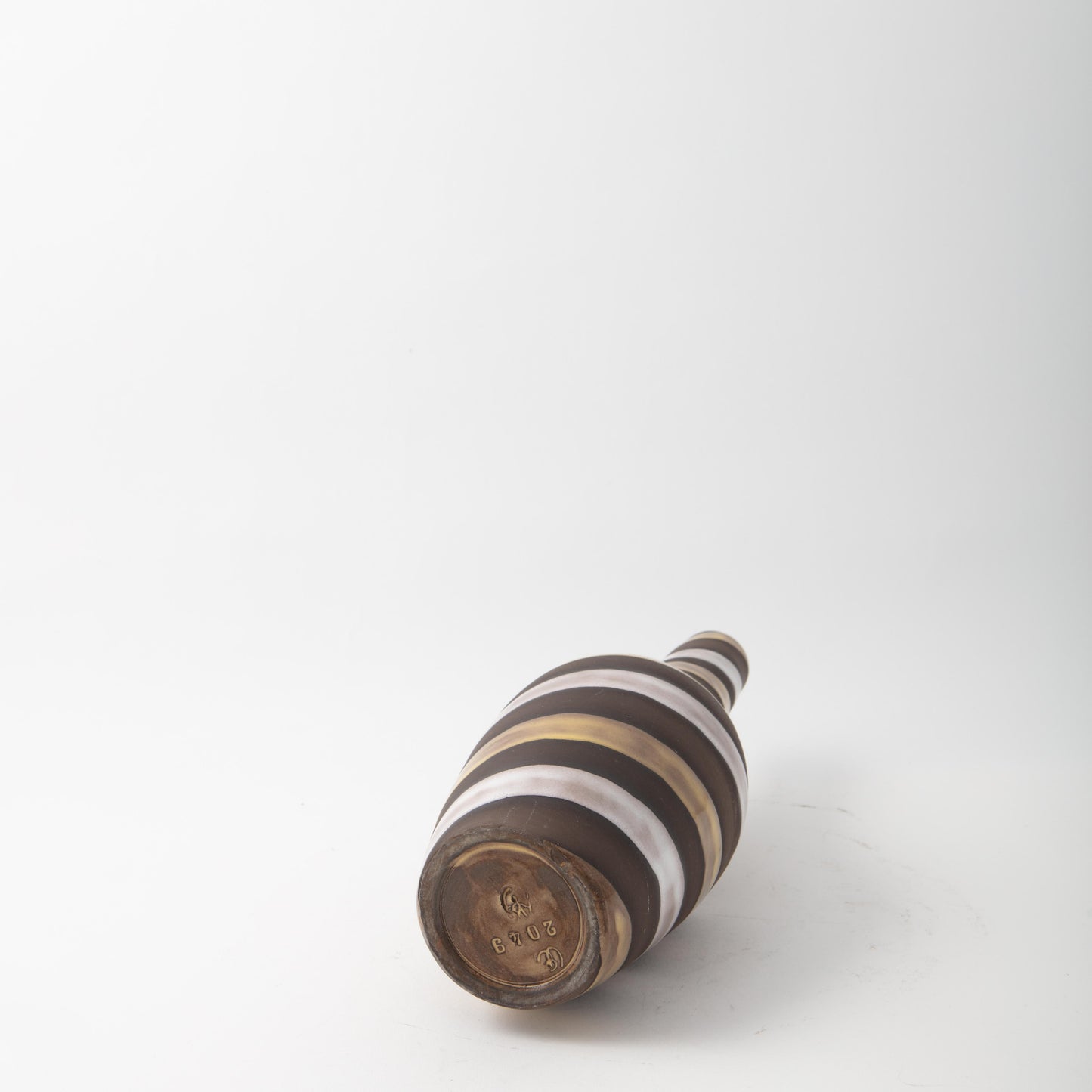 Vas Spiral, av Ingrid Atterberg för Upsala-Ekeby, 1950-tal. H: 27cm. Märkt UE 2049 Abg Ingrid Atterberg vase ”Spiral” for Upsala-Ekeby, 1950’s. H: 27cm/10,6″. Marked UE 2049 Abg
