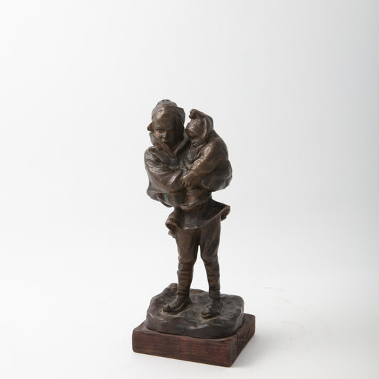 Figurin (Same med barn) i brons av Gerda Sprinchorn. Gjuten hos Herman Bergman. Höjd utan sockel: 22,5cm. Signerad Gerda Sprinchorn. A Gerda Sprinchorn bronze figurin. H: 22,5cm/8,9". Signed Gerda Sprinchorn