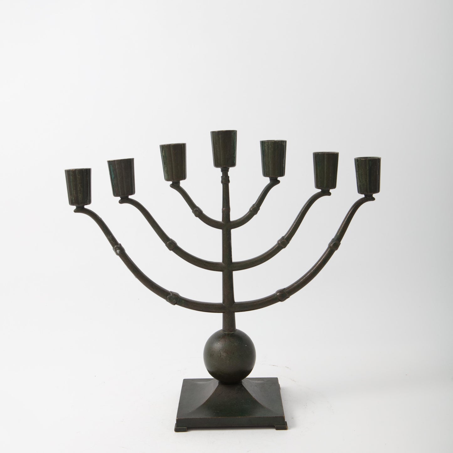 Ljusstake i brons från Ystad Brons, 1930-tal. H: 29cm och L: 31cm. Märkt Ystad Brons. Ystad Brons candle stick, 1930's. H: 29cm/11,4" and W: 31cm/12,2". Marked Ystad Brons.