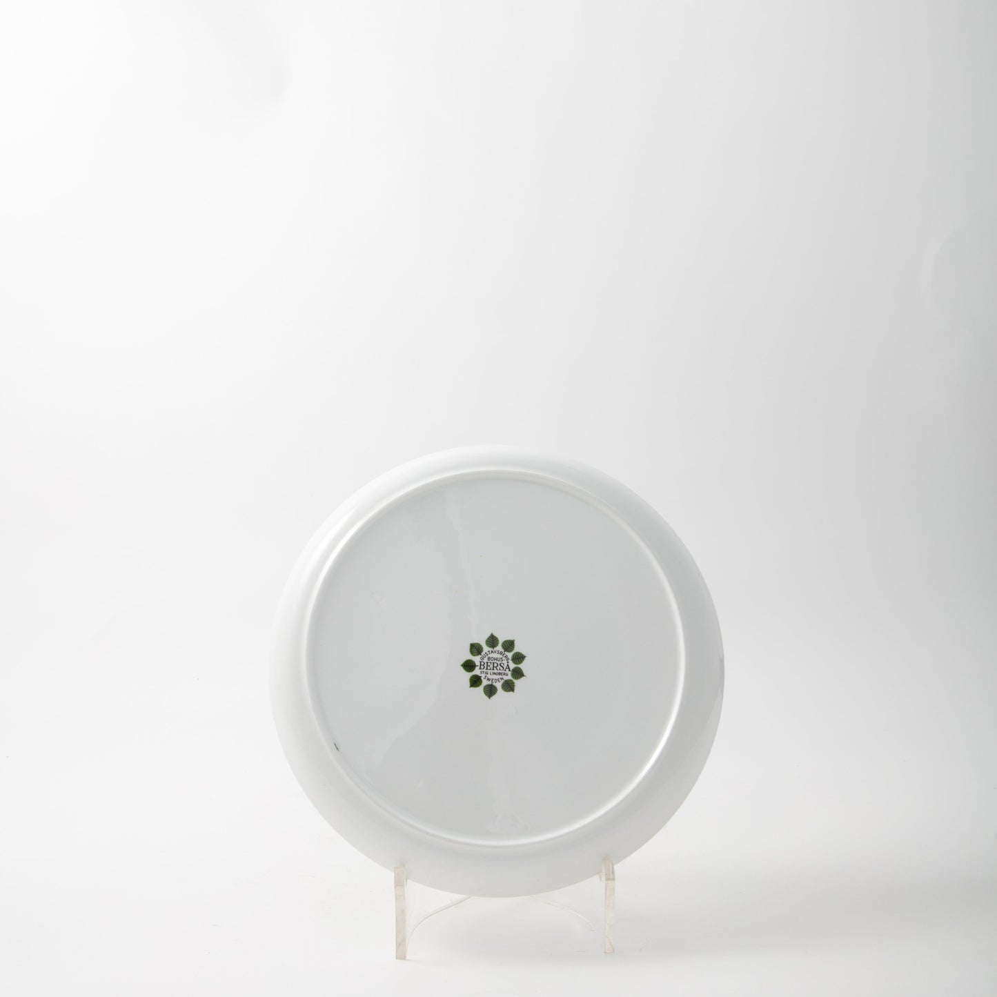 Tallrikar i serien Berså av Stig Lindberg för Gustavsberg. Diameter 24,5cm. Första tillverkningsår 1960. ”Berså” dinner plate by Stig Lindberg for Gustavsberg. Diameter 24,5cm/9,6″. First year of production 1960.