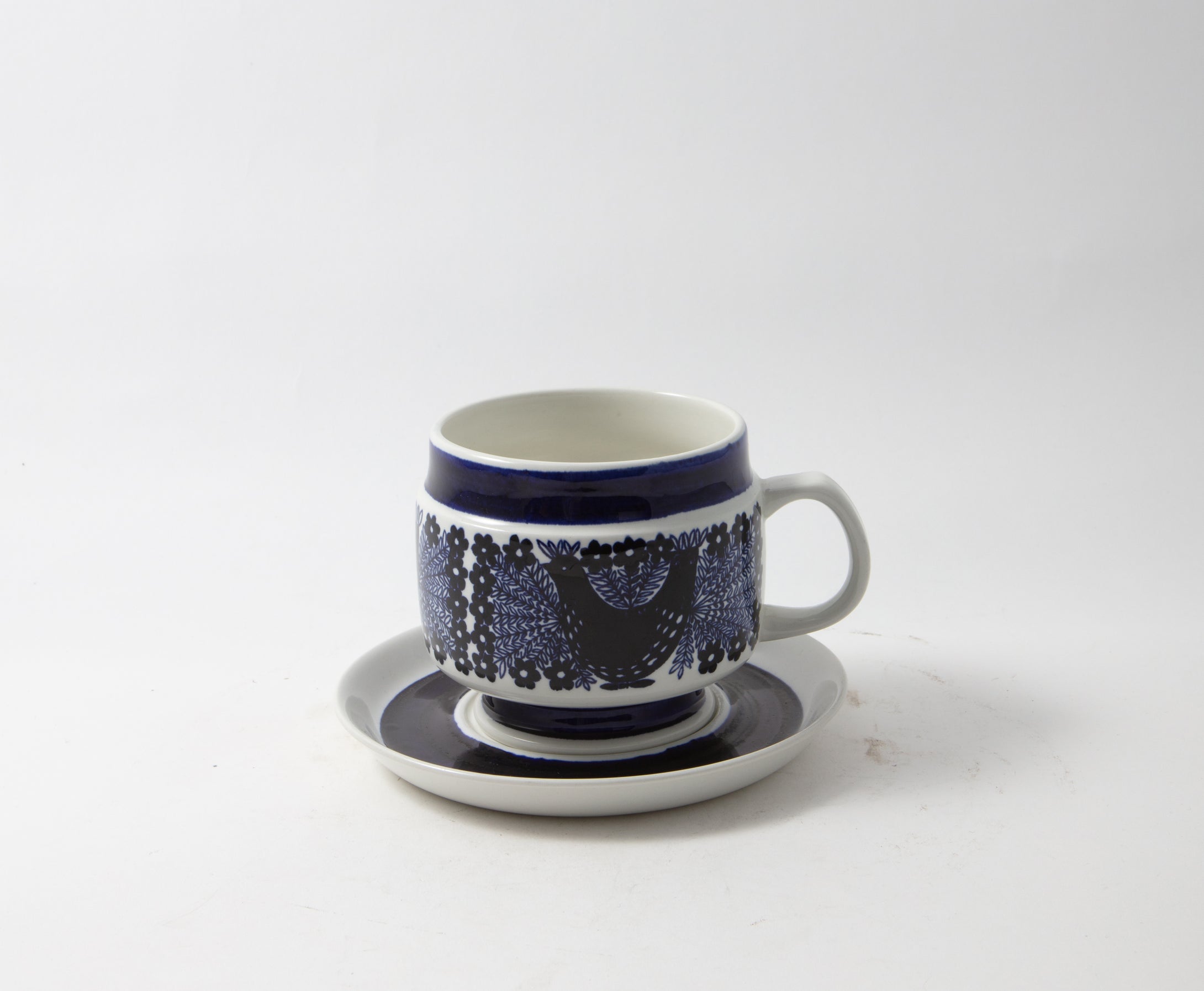 Tekoppar Sinilintu (Blåsångare) av Raija Uosikkinen för Arabia, 1960-tal. Tea cups Sinilintu (Bluebird) by Raija Uosikkinen for Arabia, 1960's