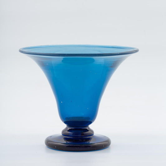 Glasvas av Edvin Ollers för Kosta, ca 1917. H: 19cm och diam. 23cm. Edvin Ollers glass vase for Kosta. H: 19cm/7,5" and diam. 23cm/9,1"