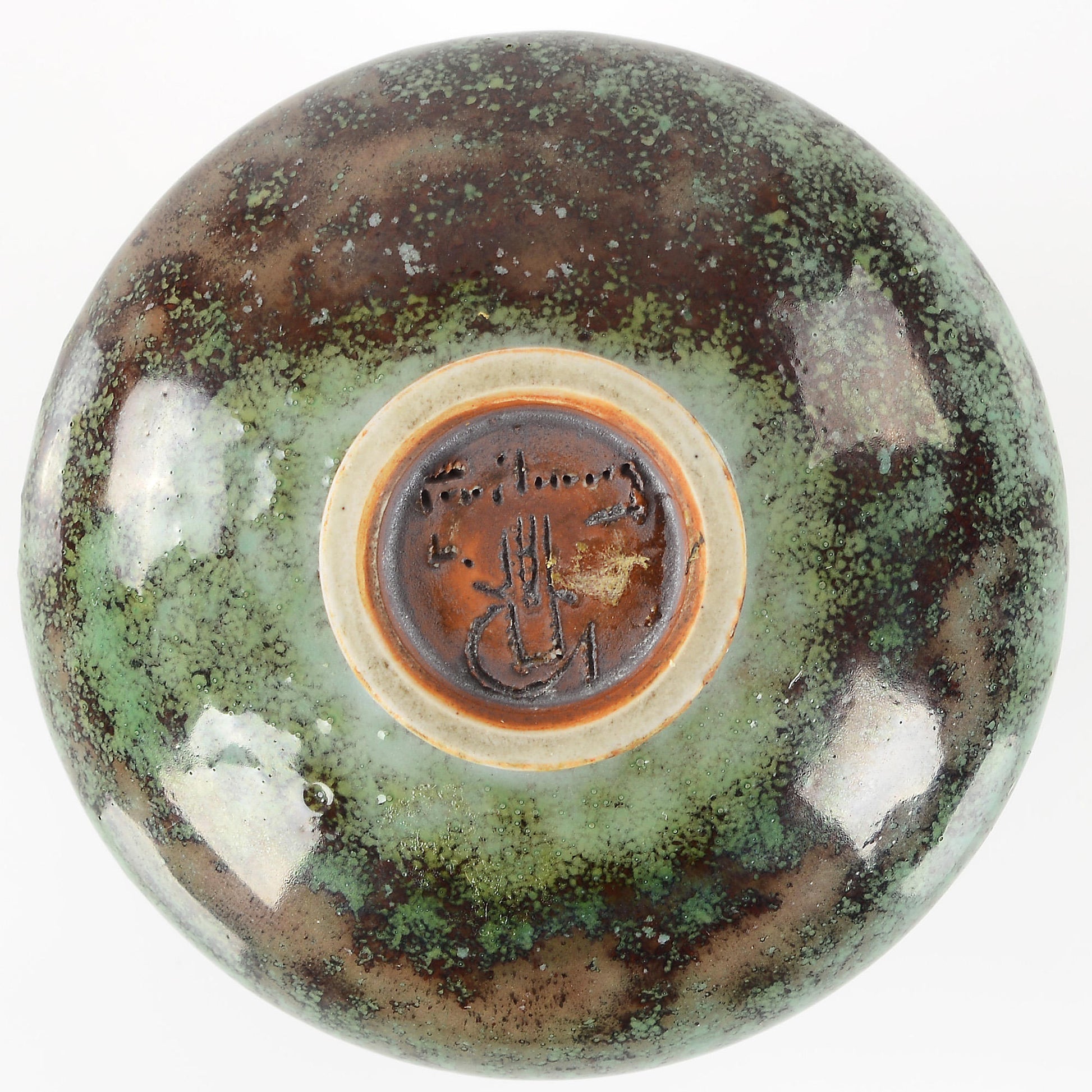 Stengodsvas diskus från Gustavsberg av Berndt Friberg med blank aniaraglasyr. 5,8cm hög och diam. 8cm Stoneware vase, discus shaped, by Berndt Friberg for Gustavsberg with glossy Aniara glaze. H: 5,8cm/2,3″ and diam. 8cm/3,1″