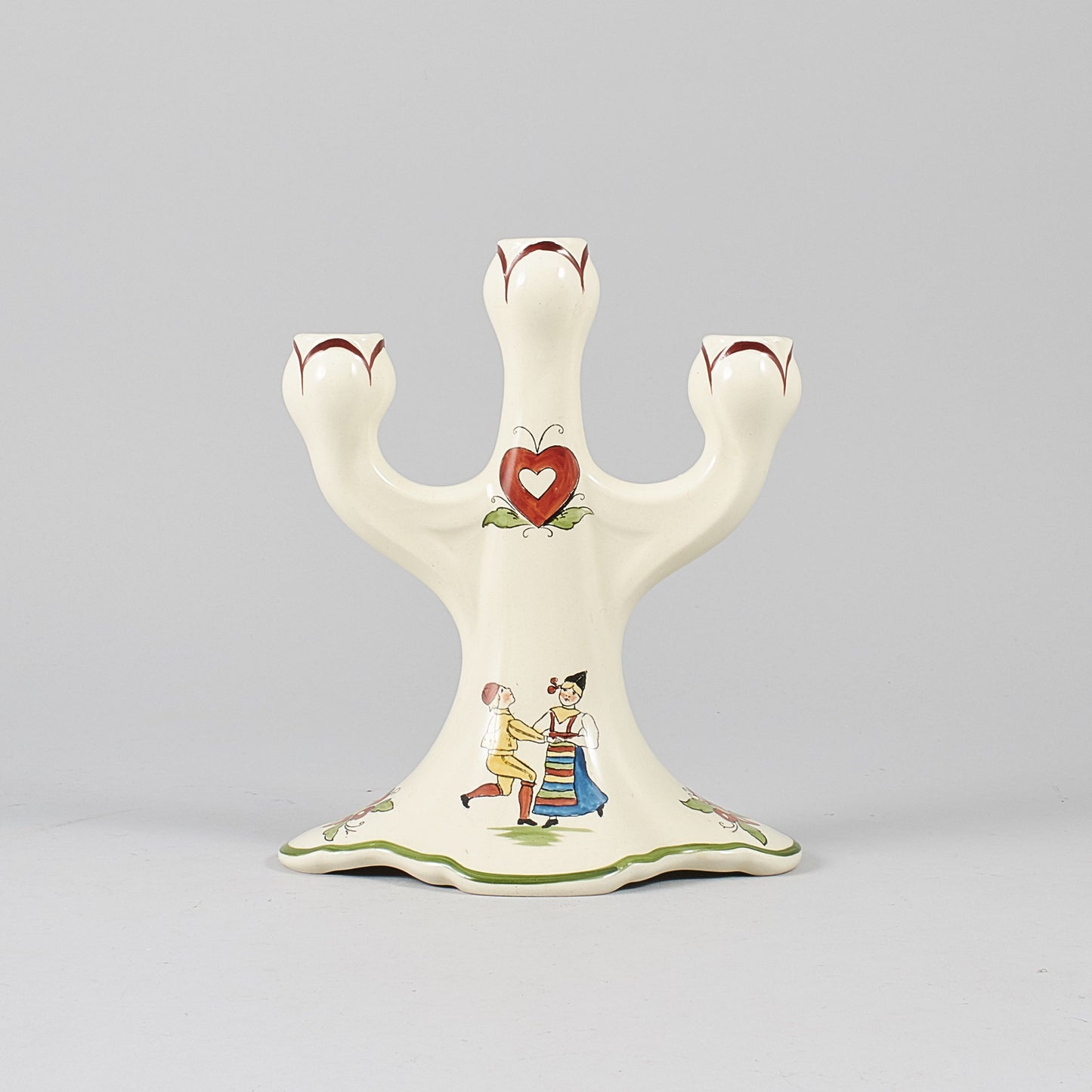 Ljusstake i serien Daldansen från Rörstrand, tidigt 1900-tal. 25cm hög. ”Daldansen” candlestick by Rörstrand, early 20th century. H: 25cm/9,8″