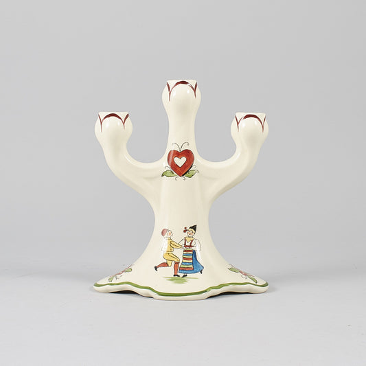 Ljusstake i serien Daldansen från Rörstrand, tidigt 1900-tal. 25cm hög. ”Daldansen” candlestick by Rörstrand, early 20th century. H: 25cm/9,8″