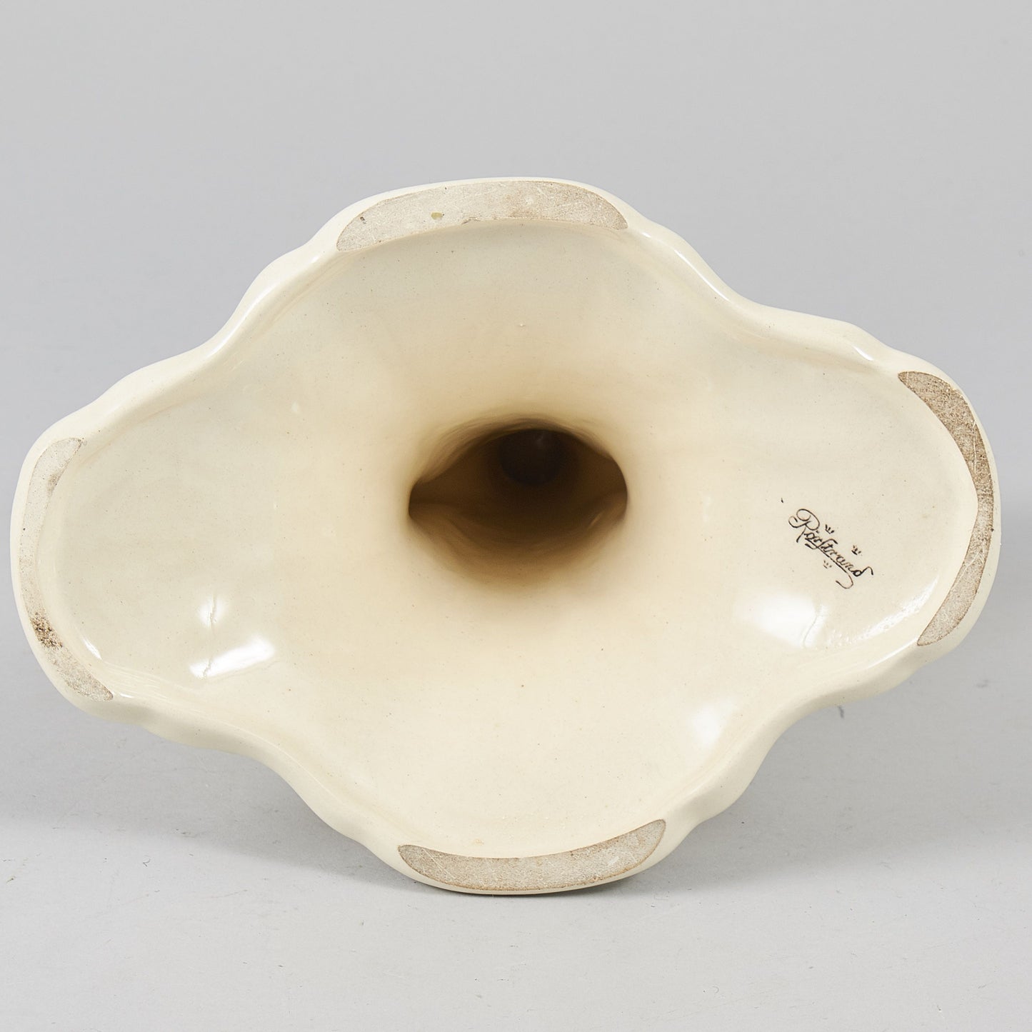 Ljusstake i serien Daldansen från Rörstrand, tidigt 1900-tal. 25cm hög. ”Daldansen” candlestick by Rörstrand, early 20th century. H: 25cm/9,8″