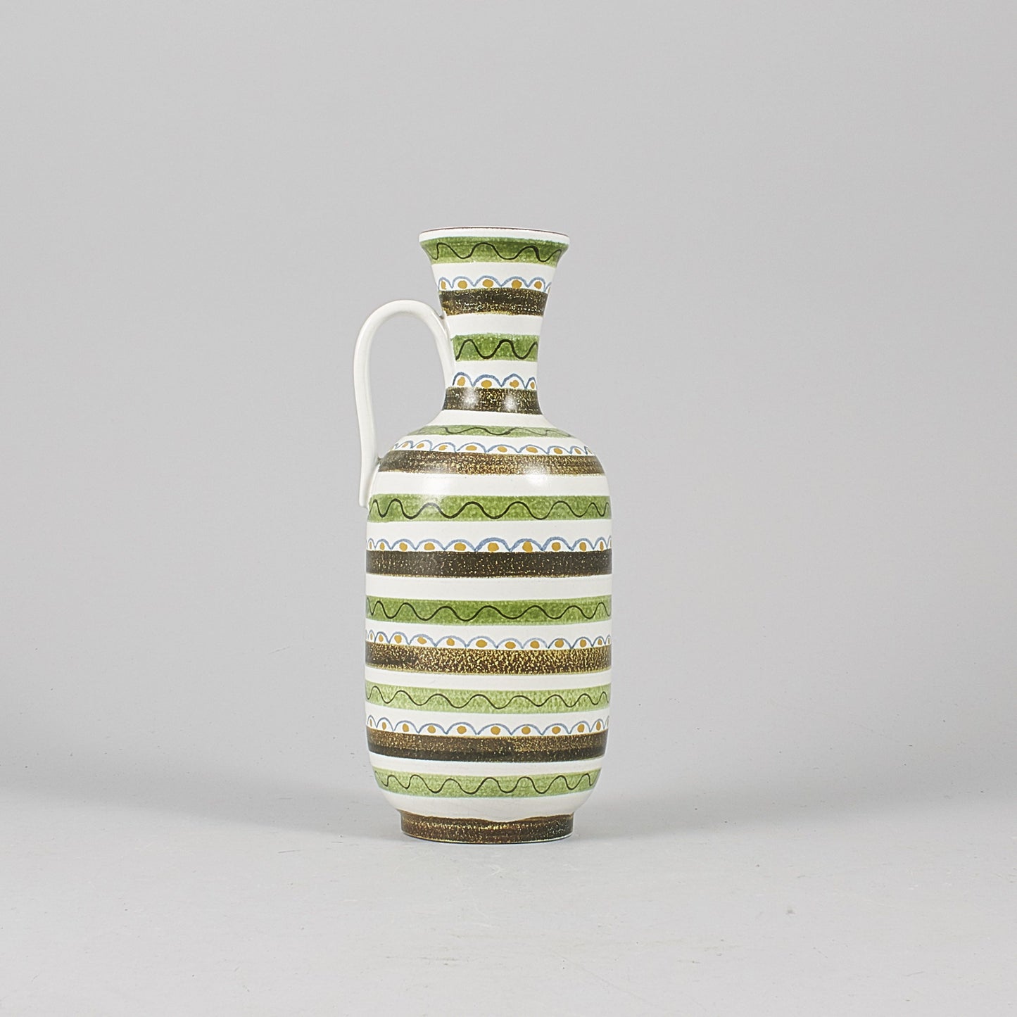 Stig Lindberg fajans, kanna, från Gustavsberg,1940-1950-tal. 29,5cm hög. Signerad med Studiohanden Stig Lindberg fayance for Gustavsberg, 1940-1950’s. H: 29,5cm/11,6″. Signed with the ”Studio Hand”