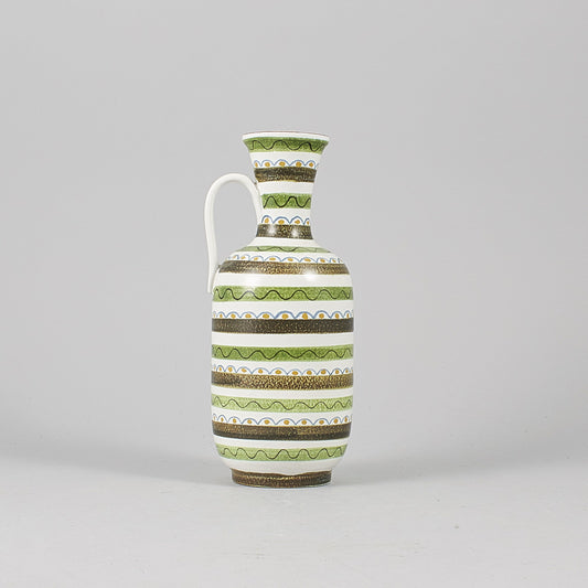 Stig Lindberg fajans, kanna, från Gustavsberg,1940-1950-tal. 29,5cm hög. Signerad med Studiohanden Stig Lindberg fayance for Gustavsberg, 1940-1950’s. H: 29,5cm/11,6″. Signed with the ”Studio Hand”