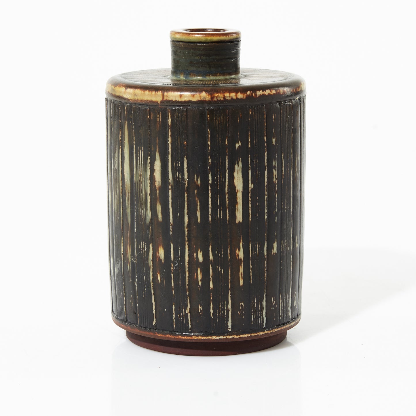 Vas i stengods, Farsta, av Wilhelm Kåge för Gustavsberg. Signerad Gustavsberg Kåge FARSTA samt Studiohanden. 17cm hög och diam. 11cm Farsta stoneware vase by Wilhelm Kåge for Gustavsberg. Signed Gustavsberg Kåge FARSTA and the “Studio hand”. H: 17cm/6,7″ and diam. 11cm/4,3″