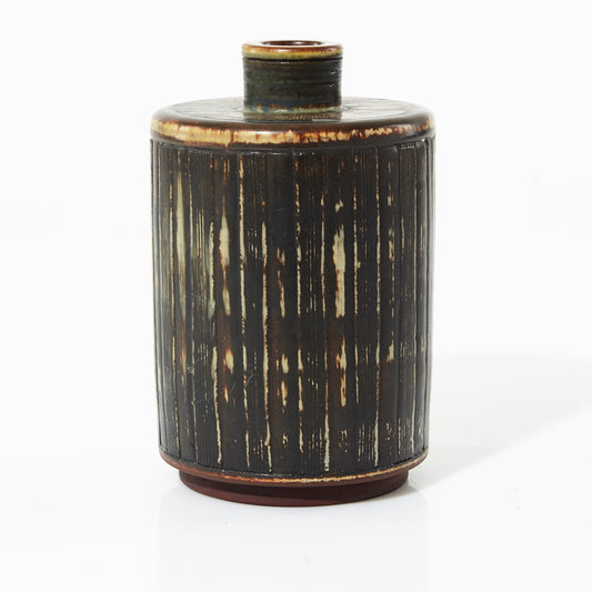 Vas i stengods, Farsta, av Wilhelm Kåge för Gustavsberg. Signerad Gustavsberg Kåge FARSTA samt Studiohanden. 17cm hög och diam. 11cm Farsta stoneware vase by Wilhelm Kåge for Gustavsberg. Signed Gustavsberg Kåge FARSTA and the “Studio hand”. H: 17cm/6,7″ and diam. 11cm/4,3″