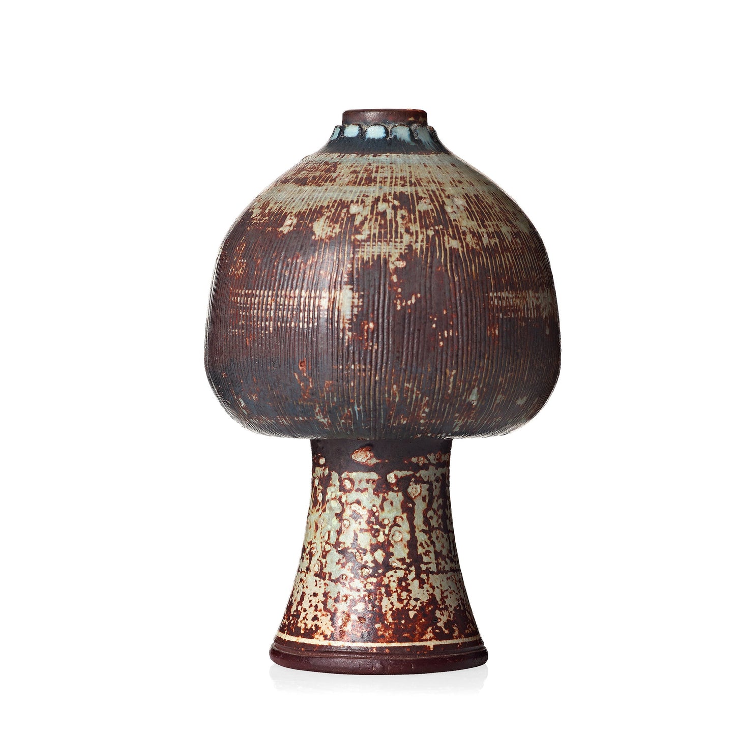 Vas i stengods, Farsta, av Wilhelm Kåge för Gustavsberg. Signerad Gustavsberg Kåge FARSTA samt Studiohanden. 15cm hög. Farsta stoneware vase by Wilhelm Kåge for Gustavsberg. Signed Gustavsberg Kåge FARSTA and the “Studio hand”. H: 15cm/5,9″