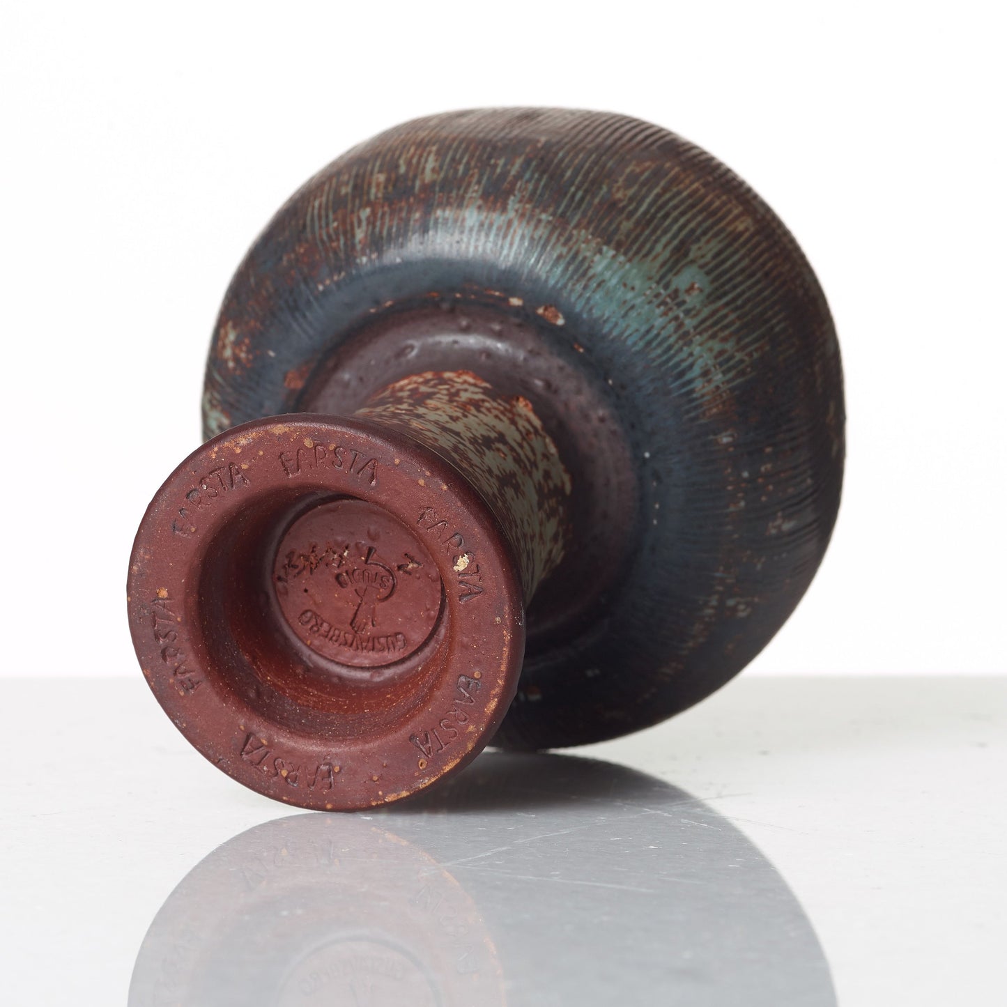 Vas i stengods, Farsta, av Wilhelm Kåge för Gustavsberg. Signerad Gustavsberg Kåge FARSTA samt Studiohanden. 15cm hög. Farsta stoneware vase by Wilhelm Kåge for Gustavsberg. Signed Gustavsberg Kåge FARSTA and the “Studio hand”. H: 15cm/5,9″