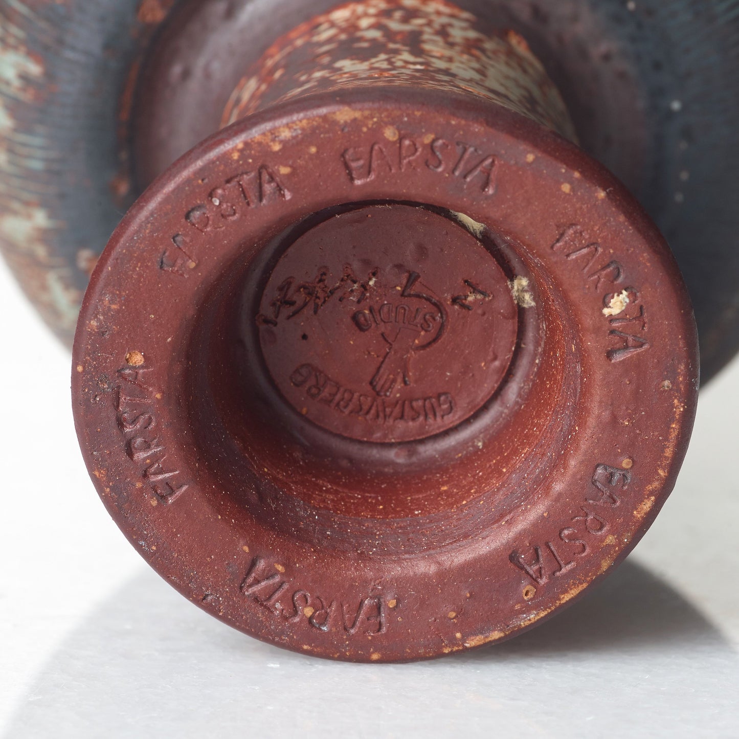 Vas i stengods, Farsta, av Wilhelm Kåge för Gustavsberg. Signerad Gustavsberg Kåge FARSTA samt Studiohanden. 15cm hög. Farsta stoneware vase by Wilhelm Kåge for Gustavsberg. Signed Gustavsberg Kåge FARSTA and the “Studio hand”. H: 15cm/5,9″