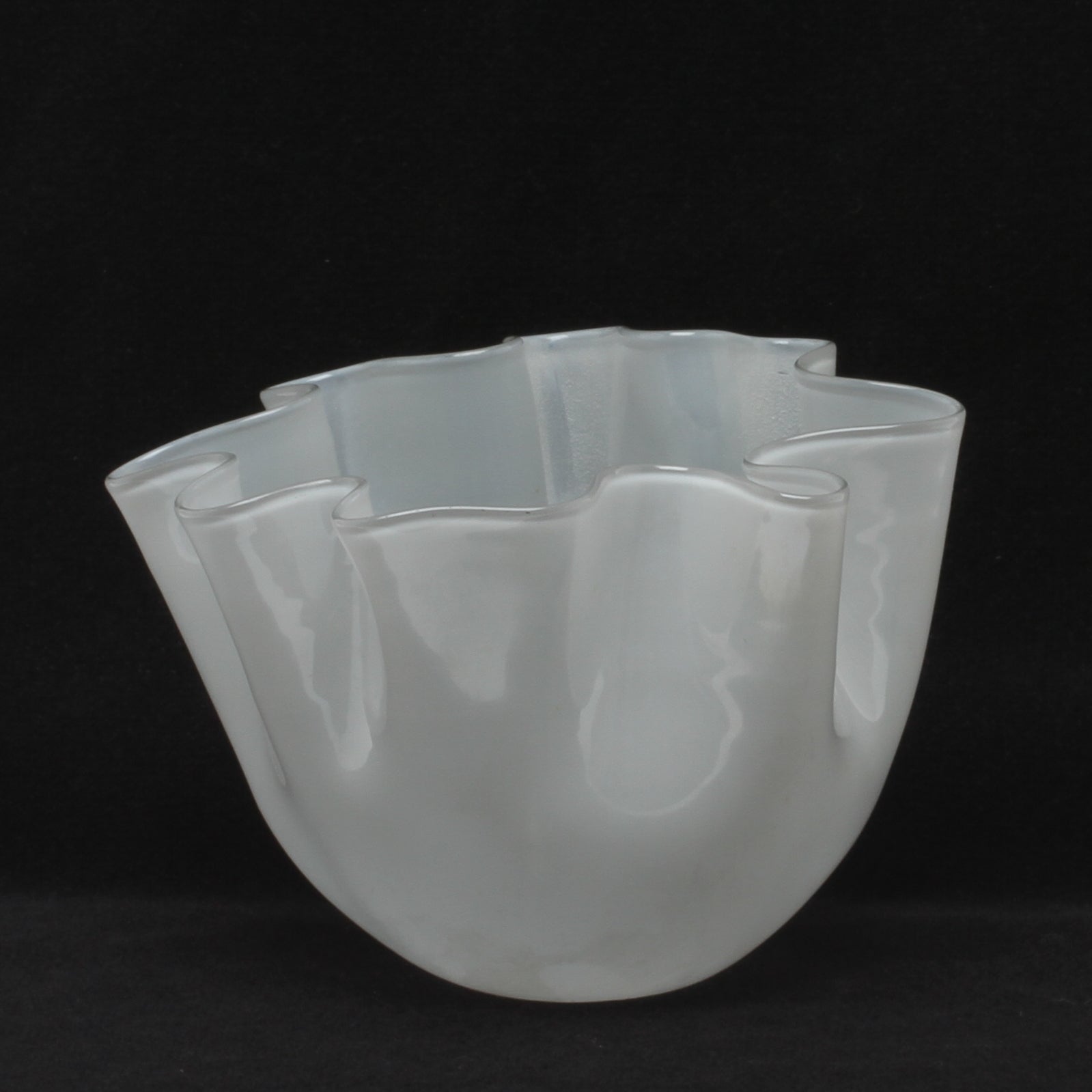 Näsduksskål ”Fazzoletto” av Fulvio Bianconi och Paolo Venini. 8cm hög och diam. 11cm. Fazzoletto bowl by Fulvio Bianconi and Paolo Venini for Venini. H: 8cm/3,1″ and diam. 11cm/4,3"