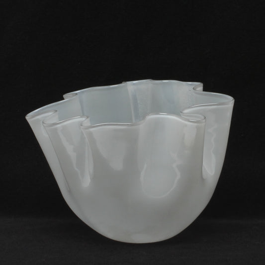 Näsduksskål ”Fazzoletto” av Fulvio Bianconi och Paolo Venini. 8cm hög och diam. 11cm. Fazzoletto bowl by Fulvio Bianconi and Paolo Venini for Venini. H: 8cm/3,1″ and diam. 11cm/4,3"