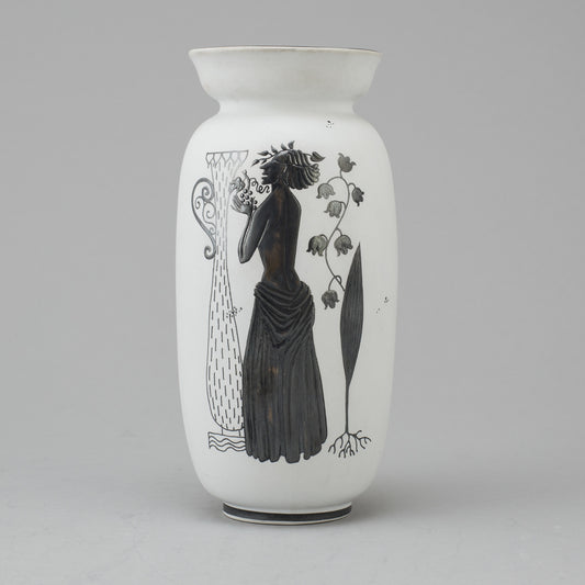 Vas Grazia av Stig Lindberg för Gustavsberg. 20cm hög. Märkt GUSTAVSBERG GRAZIA SWEDEN Grazia vase by Stig Lindberg for Gustavsberg. H: 20cm/7,9". Marked GUSTSAVSBERG GRAZIA SWEDEN