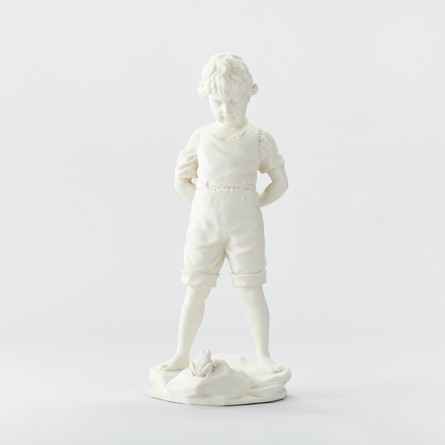 Parianfigurin från Gustavsberg, ”Pojken och Grodan”. 51cm hög. Märkt Gustavsberg och tillverkningsåret 04. Parian figurine, ”Boy and the Frog” by Gustavsberg. H: 51cm/20,1″. Marked Gustavsberg 04.