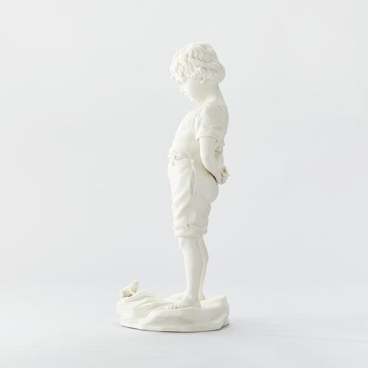 Parianfigurin från Gustavsberg, ”Pojken och Grodan”. 51cm hög. Märkt Gustavsberg och tillverkningsåret 04. Parian figurine, ”Boy and the Frog” by Gustavsberg. H: 51cm/20,1″. Marked Gustavsberg 04.