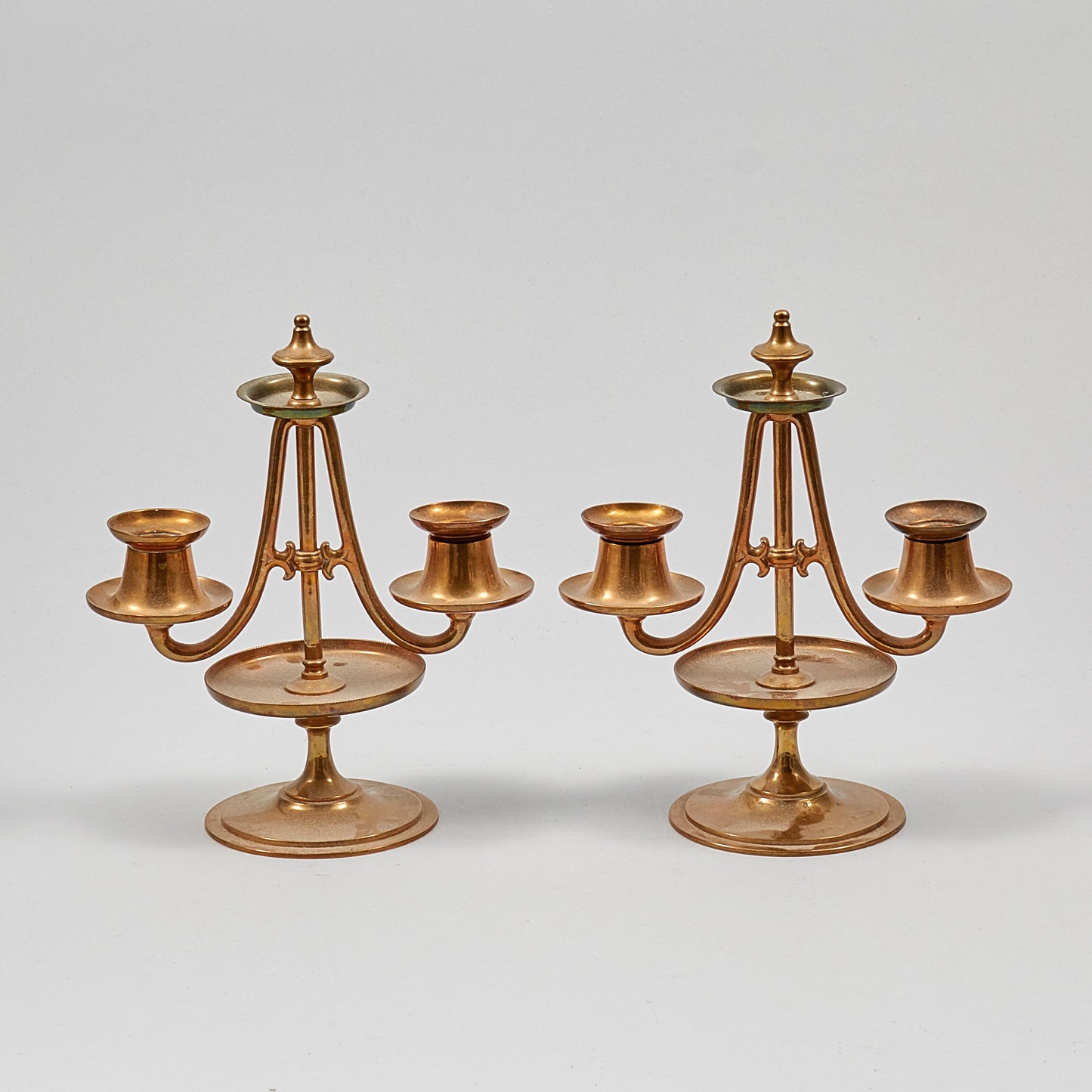 Paret ljusstakar i mässing från Gusum 21 cm höga. Pair of brass candle sticks by Gusum. H: 21cm/8,3"