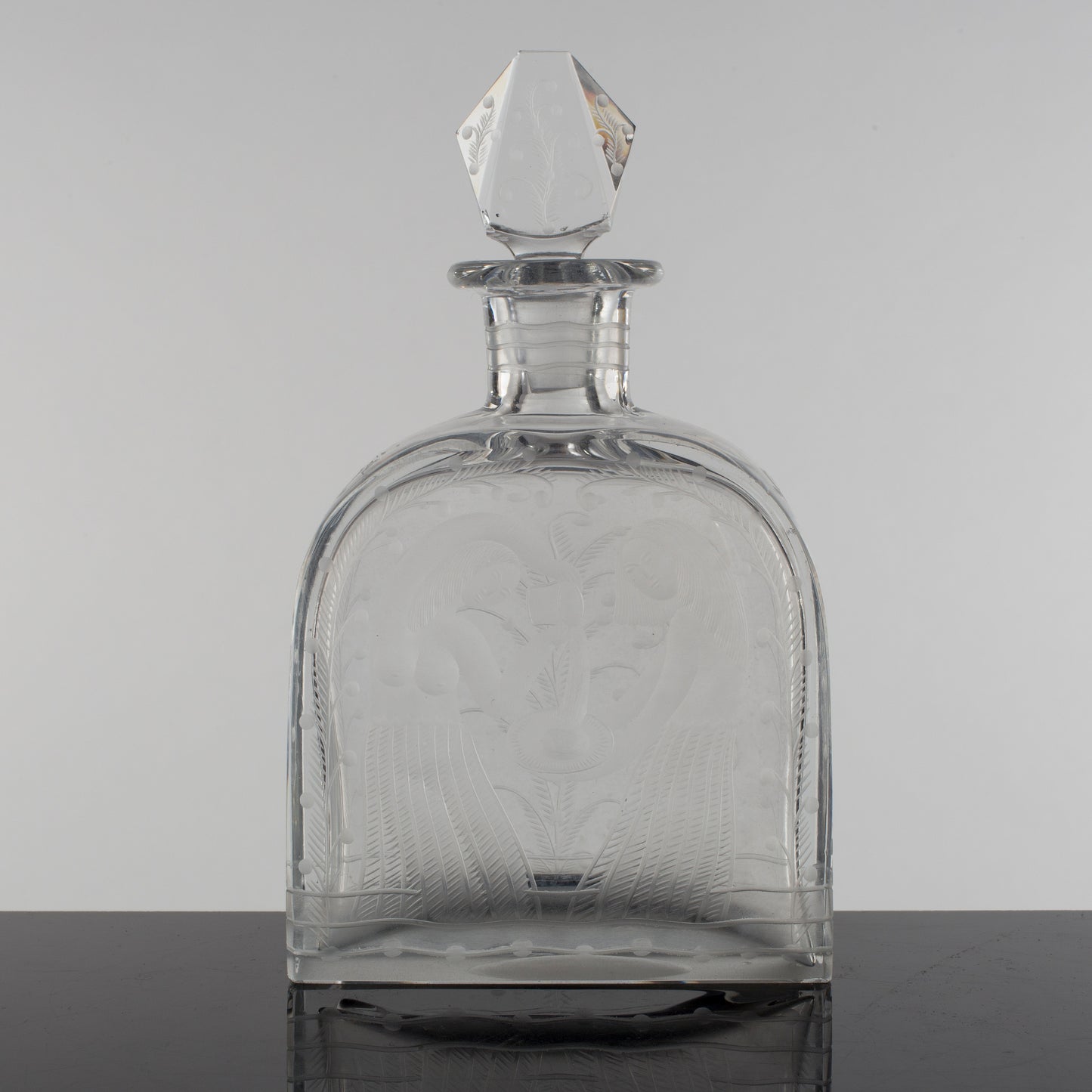 Graverad flaska av Edward Hald för Orrefors, 1920-tal. Totalhöjd 15,5cm. Signerad Of. H. 773. Engraved bottle by Edward Hald for Orrefors, 1920's. H: 15,5cm/6,1″. Signed Of. H. 773.