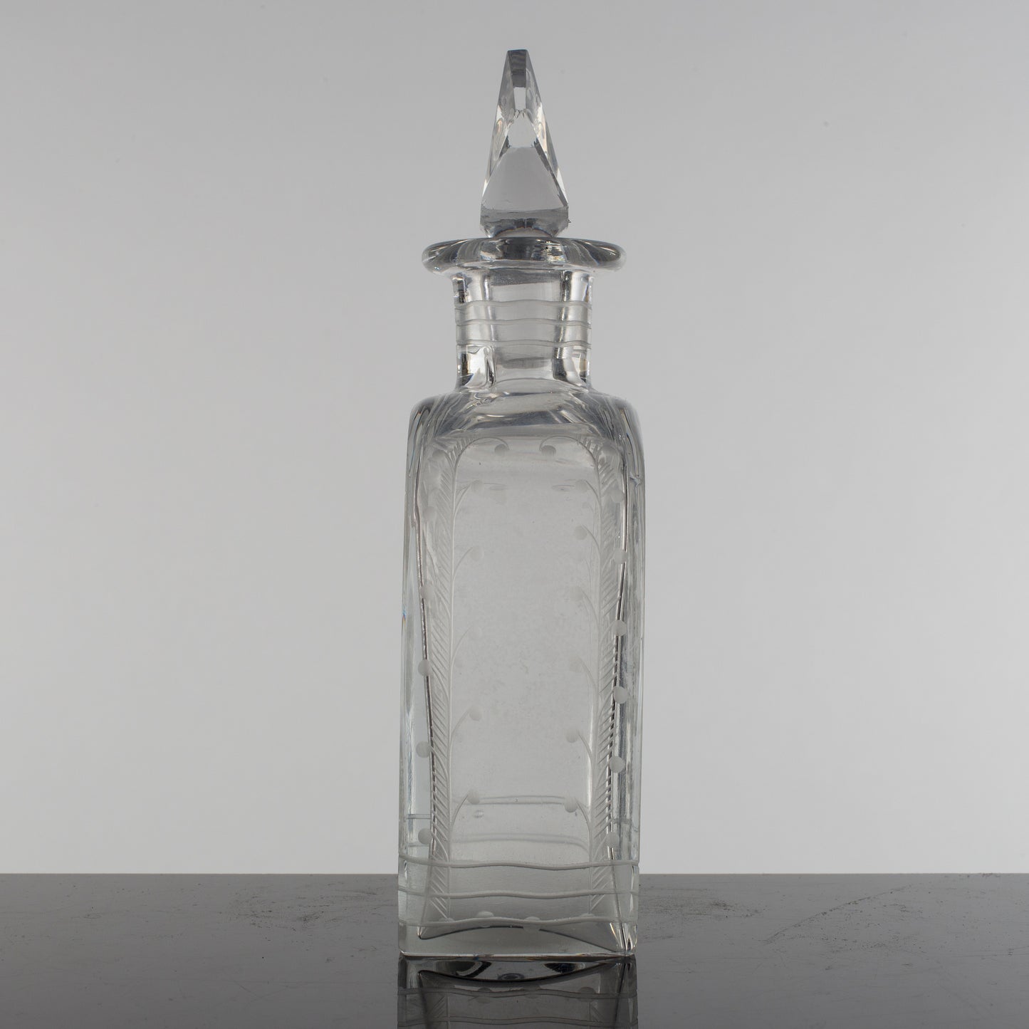 Graverad flaska av Edward Hald för Orrefors, 1920-tal. Totalhöjd 15,5cm. Signerad Of. H. 773. Engraved bottle by Edward Hald for Orrefors, 1920's. H: 15,5cm/6,1″. Signed Of. H. 773.