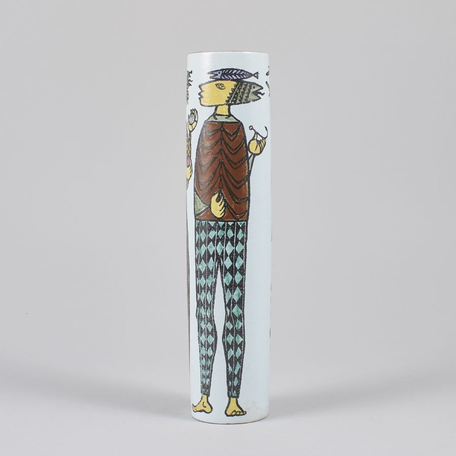 Vas i Karnevalserien av Stig Lindberg för Gustavsberg. 32,5cm hög. Signerad med studiohanden. Vase in the Karnival series by Stig Lindberg for Gustavsberg. H: 32,5cm/12,8″. Signed with the “Studio hand”