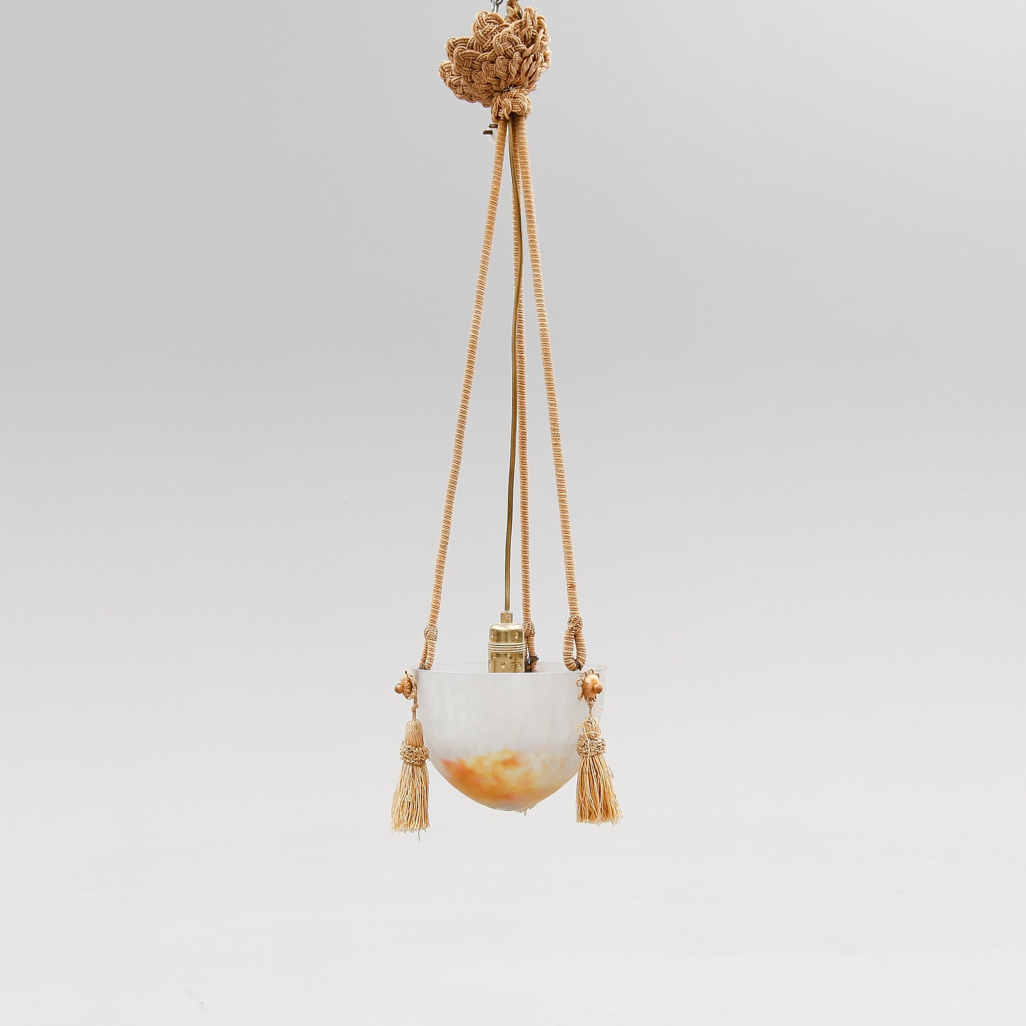 Ampel Nancy från tidigt 1900-tal. Diam. 20,5cm och total höjd 80cm. Art Nouveau Nancy lamp. Diam. 8,1" and total height: 31,5"