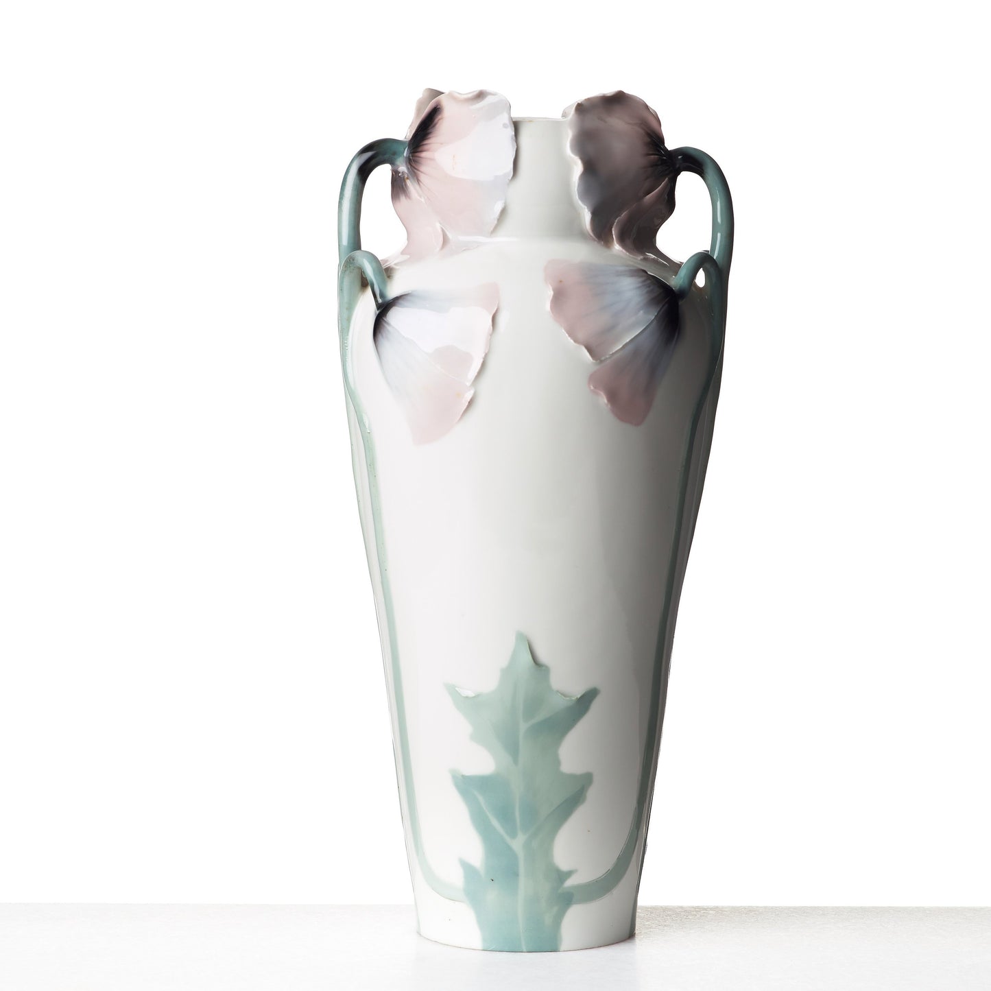 Jugendvas i underglasyrteknik. Nil Emil Lundström för Rörstrand ca 1900. Signerad NEL Rörstrand. 40cm hög. Art Nouveau vase in underglazed porcelain by Nils Emil Lundström for Rörstrand, around 1900. H: 40cm/15,7″