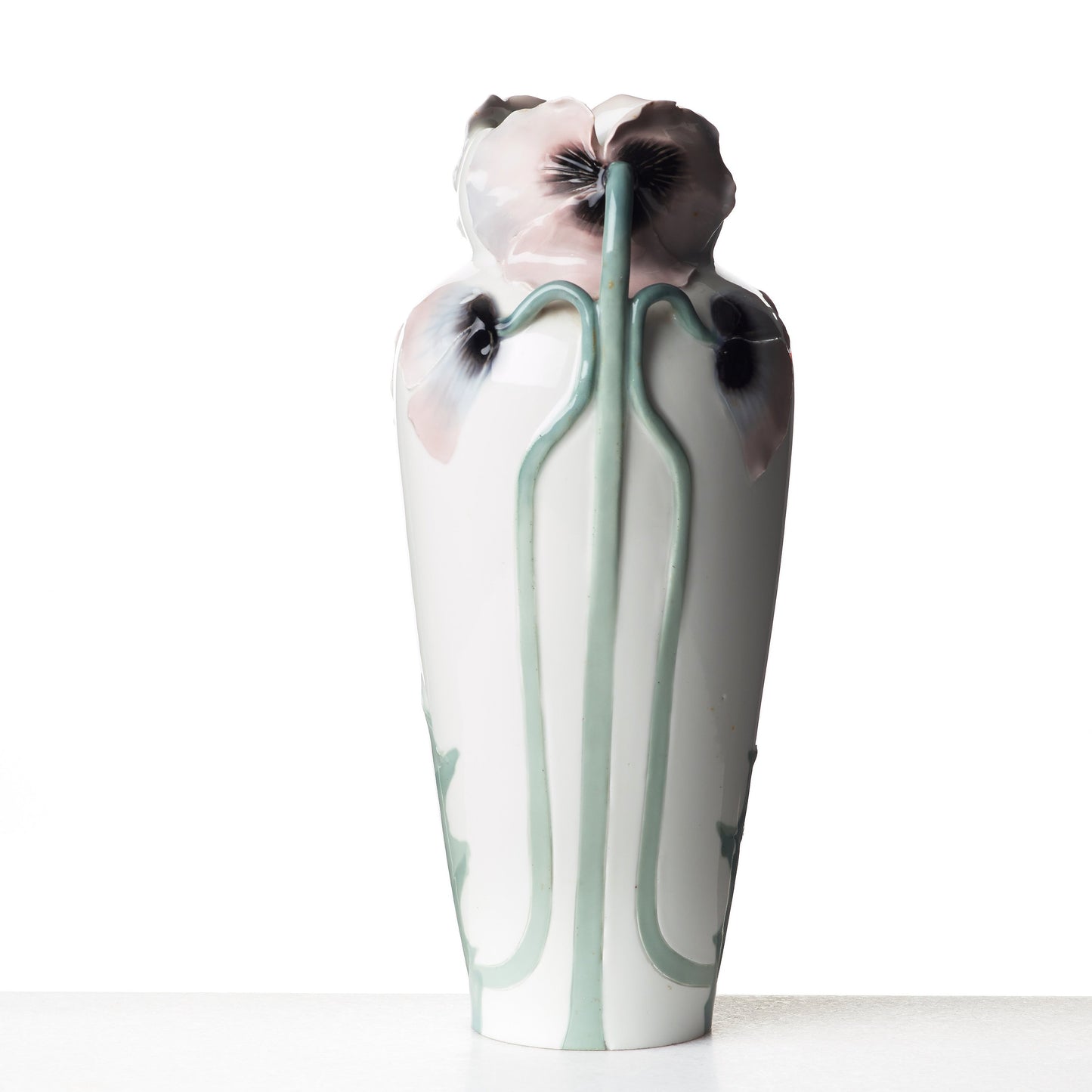Jugendvas i underglasyrteknik. Nil Emil Lundström för Rörstrand ca 1900. Signerad NEL Rörstrand. 40cm hög. Art Nouveau vase in underglazed porcelain by Nils Emil Lundström for Rörstrand, around 1900. H: 40cm/15,7″