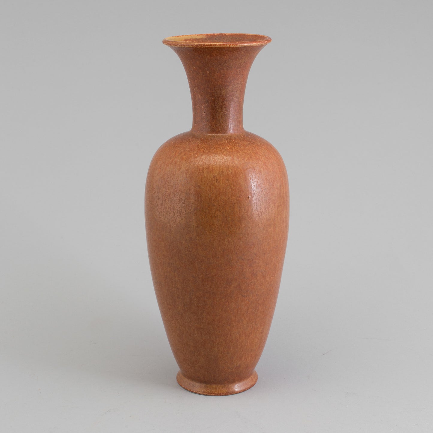Vas av Gunnar Nylund för Rörstrand. 33cm hög. Signerad R GN A Gunnar Nylund vase by Rörstrand. H: 33cm/8,9″. Signed R GN