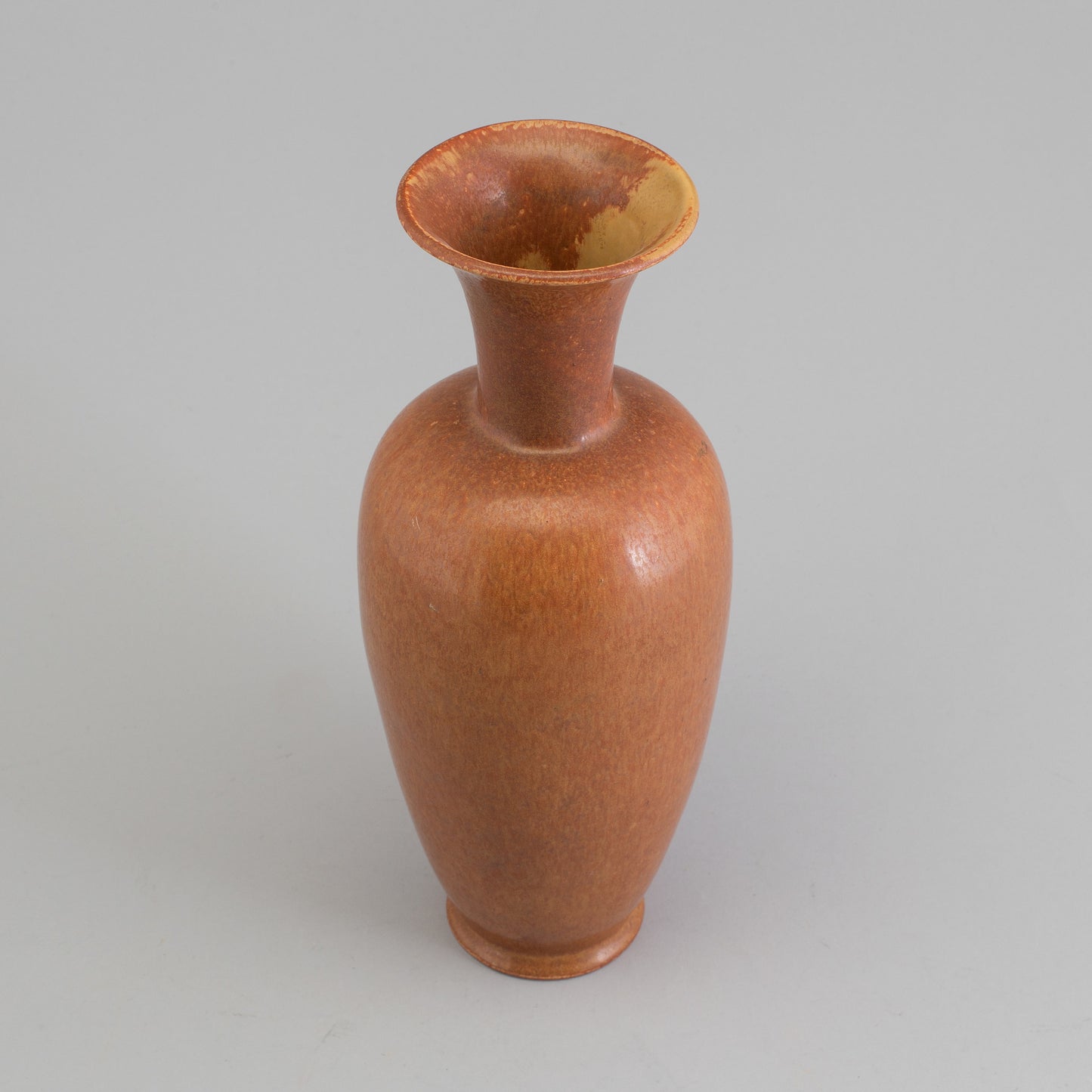 Vas av Gunnar Nylund för Rörstrand. 33cm hög. Signerad R GN A Gunnar Nylund vase by Rörstrand. H: 33cm/8,9″. Signed R GN