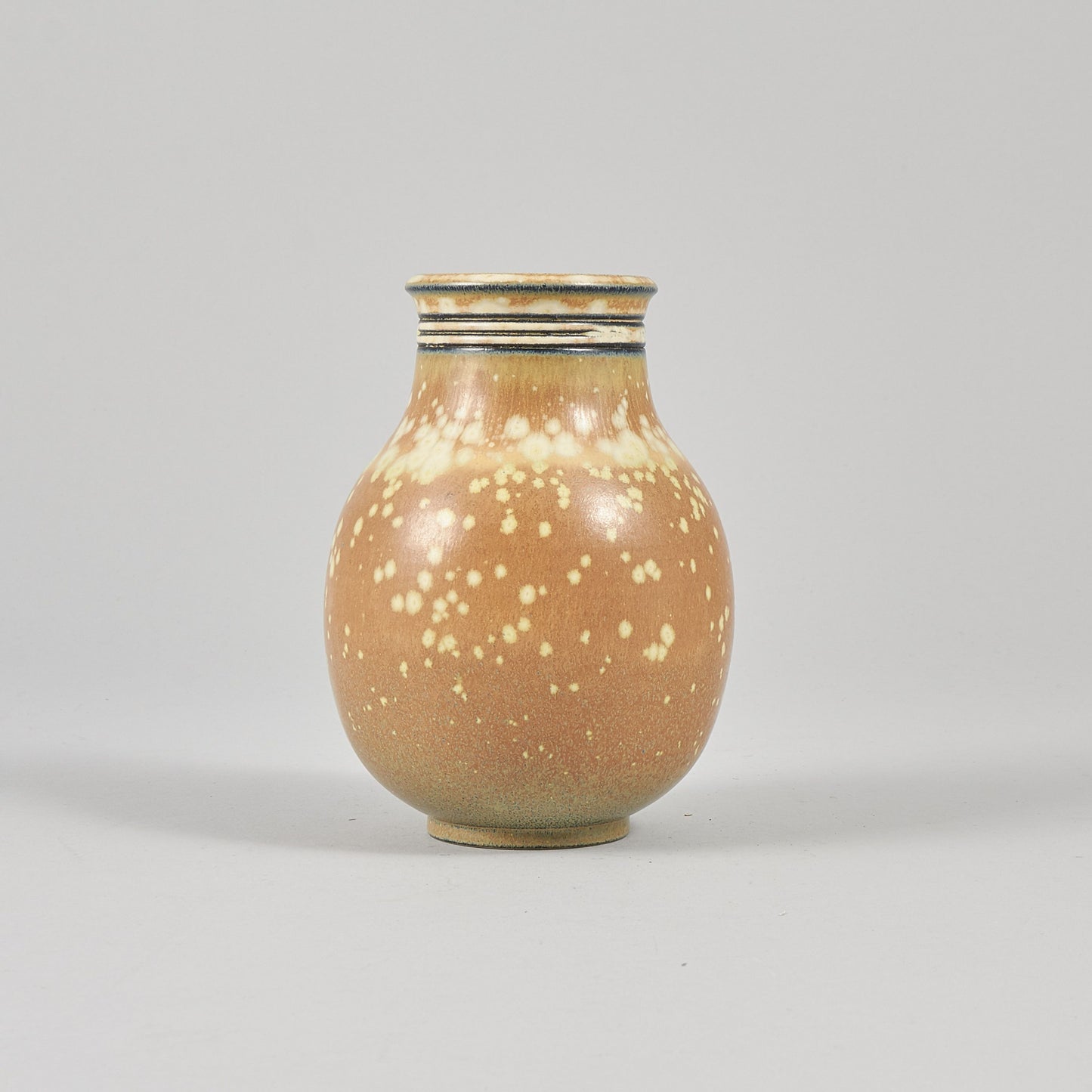Vas av Gunnar Nylund för Rörstrand. 14cm hög. Signerad RÖRSTRAND R NYLUND A Gunnar Nylund vase by Rörstrand. H: 14cm/5,5″. Signed RÖRSTRAND R NYLUND