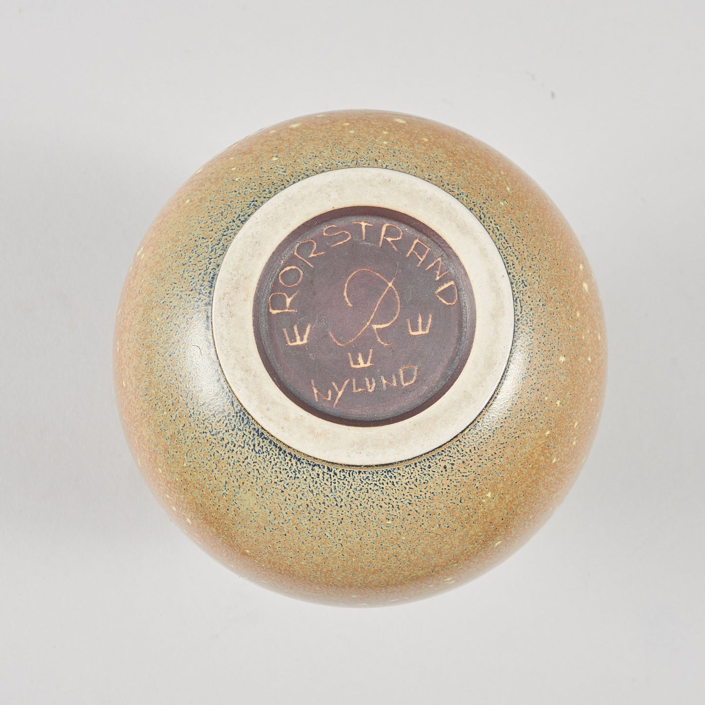 Vas av Gunnar Nylund för Rörstrand. 14cm hög. Signerad RÖRSTRAND R NYLUND A Gunnar Nylund vase by Rörstrand. H: 14cm/5,5″. Signed RÖRSTRAND R NYLUND