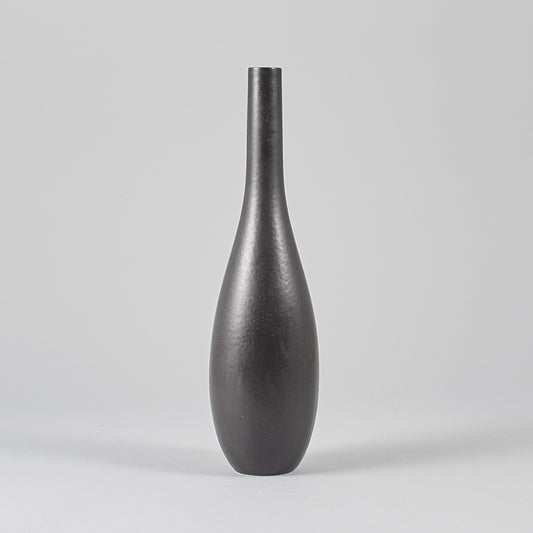 Vas av Carl-Harry Stålhane för Rörstrand i stengods med svartbrun glasyr. Signerad R SWEDEN CHS. 36cm hög. Carl-Harry Stålhane stoneware vase for Rörstrand, with dark glaze. H: 36cm/14,2″. Signed R SWEDEN CHS.