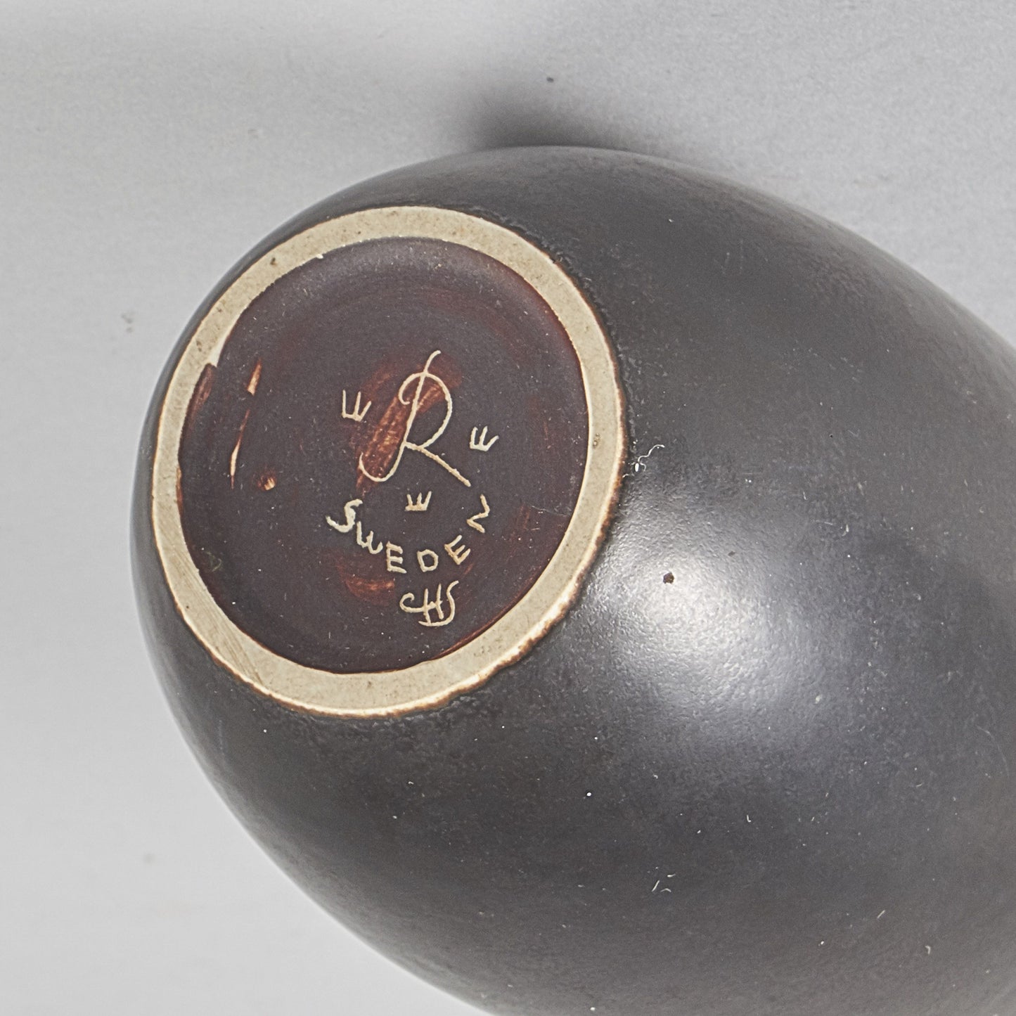 Vas av Carl-Harry Stålhane för Rörstrand i stengods med svartbrun glasyr. Signerad R SWEDEN CHS. 36cm hög. Carl-Harry Stålhane stoneware vase for Rörstrand, with dark glaze. H: 36cm/14,2″. Signed R SWEDEN CHS.