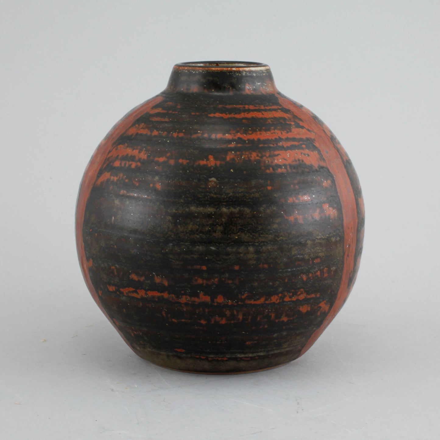 Unik vas i stengods från Rörstrand. Signerad R CH Stålhane SWEDEN -61. 14,5cm hög. An unique vase by Carl-Harry Stålhane for Rörstrand. H: 14,5cm/5,7″. Signed R CH Stålhane SWEDEN -61