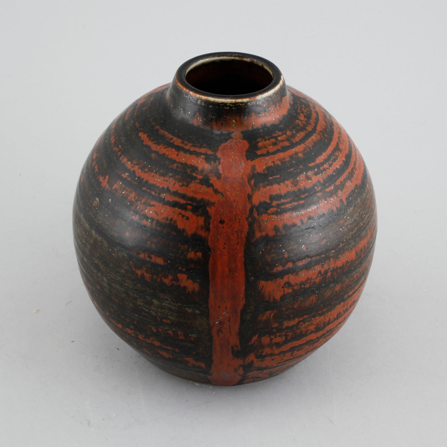 Unik vas i stengods från Rörstrand. Signerad R CH Stålhane SWEDEN -61. 14,5cm hög. An unique vase by Carl-Harry Stålhane for Rörstrand. H: 14,5cm/5,7″. Signed R CH Stålhane SWEDEN -61