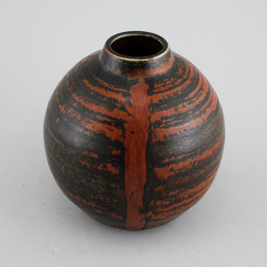 Unik vas i stengods från Rörstrand. Signerad R CH Stålhane SWEDEN -61. 14,5cm hög. An unique vase by Carl-Harry Stålhane for Rörstrand. H: 14,5cm/5,7″. Signed R CH Stålhane SWEDEN -61