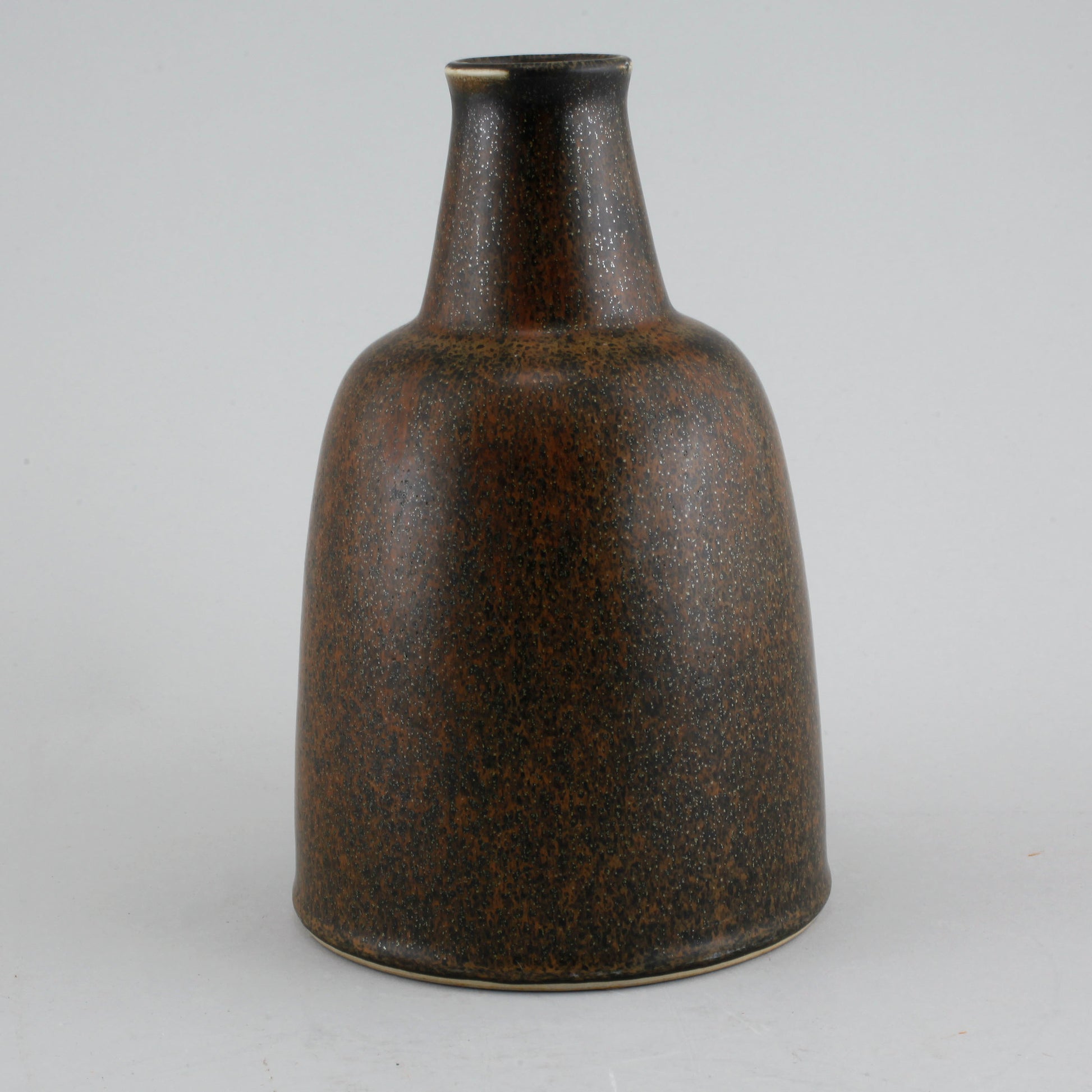 Unik vas i stengods från Rörstrand. Signerad R CH Stålhane SWEDEN -63. 23cm hög. An unique vase by Carl-Harry Stålhane for Rörstrand. H: 23cm/9,1″. Signed R CH Stålhane SWEDEN -63