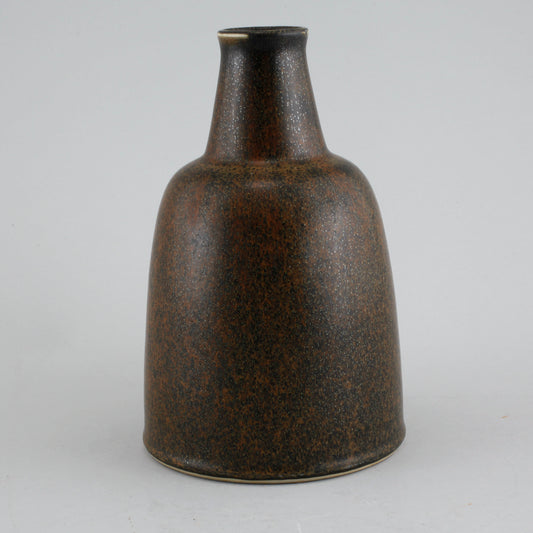 Unik vas i stengods från Rörstrand. Signerad R CH Stålhane SWEDEN -63. 23cm hög. An unique vase by Carl-Harry Stålhane for Rörstrand. H: 23cm/9,1″. Signed R CH Stålhane SWEDEN -63
