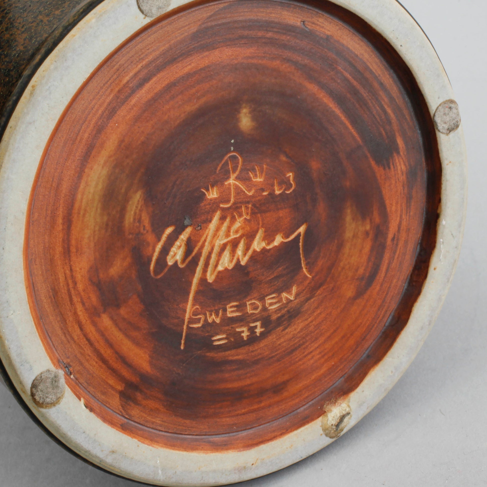 Unik vas i stengods från Rörstrand. Signerad R CH Stålhane SWEDEN -63. 23cm hög. An unique vase by Carl-Harry Stålhane for Rörstrand. H: 23cm/9,1″. Signed R CH Stålhane SWEDEN -63