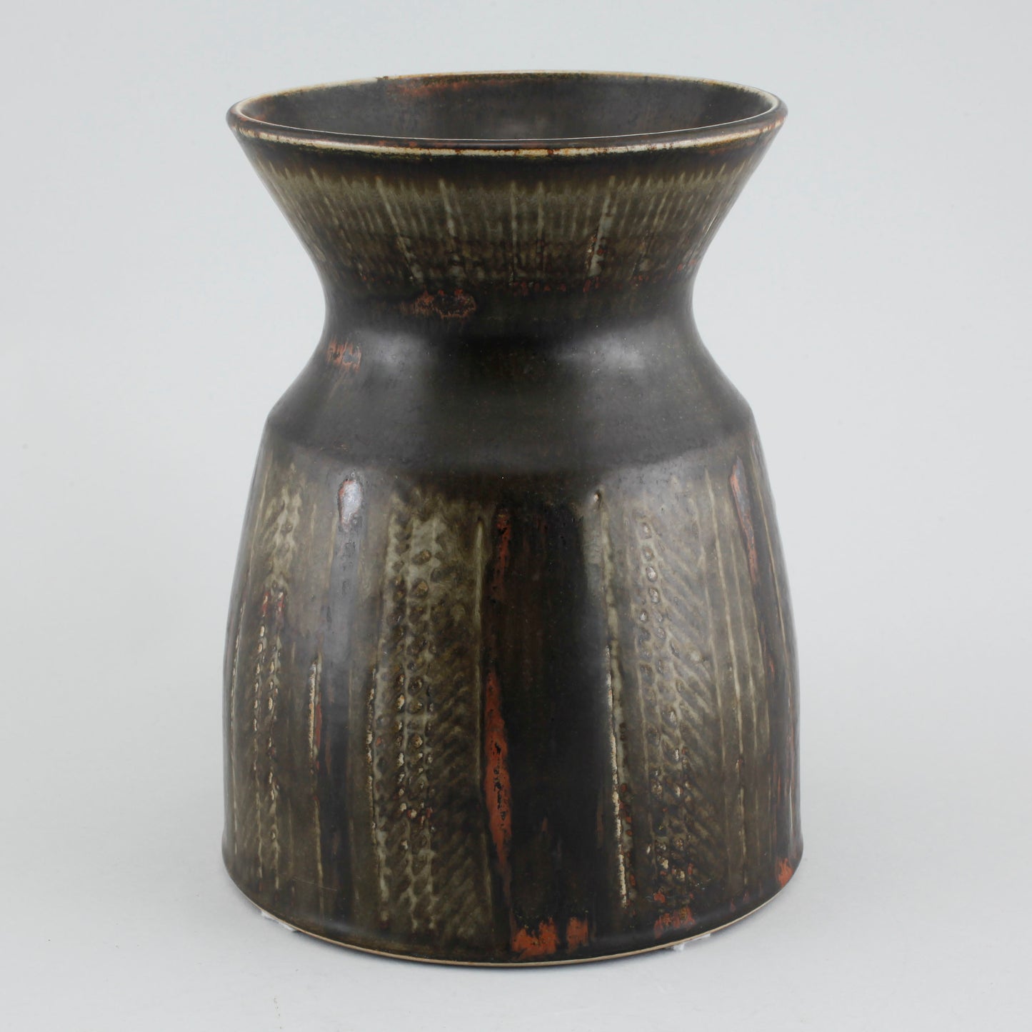 Unik vas i stengods från Rörstrand. Signerad R CH Stålhane SWEDEN -6?. 25,5cm hög. An unique vase by Carl-Harry Stålhane for Rörstrand. H: 25,5cm/10″. Signed R CH Stålhane SWEDEN -6?