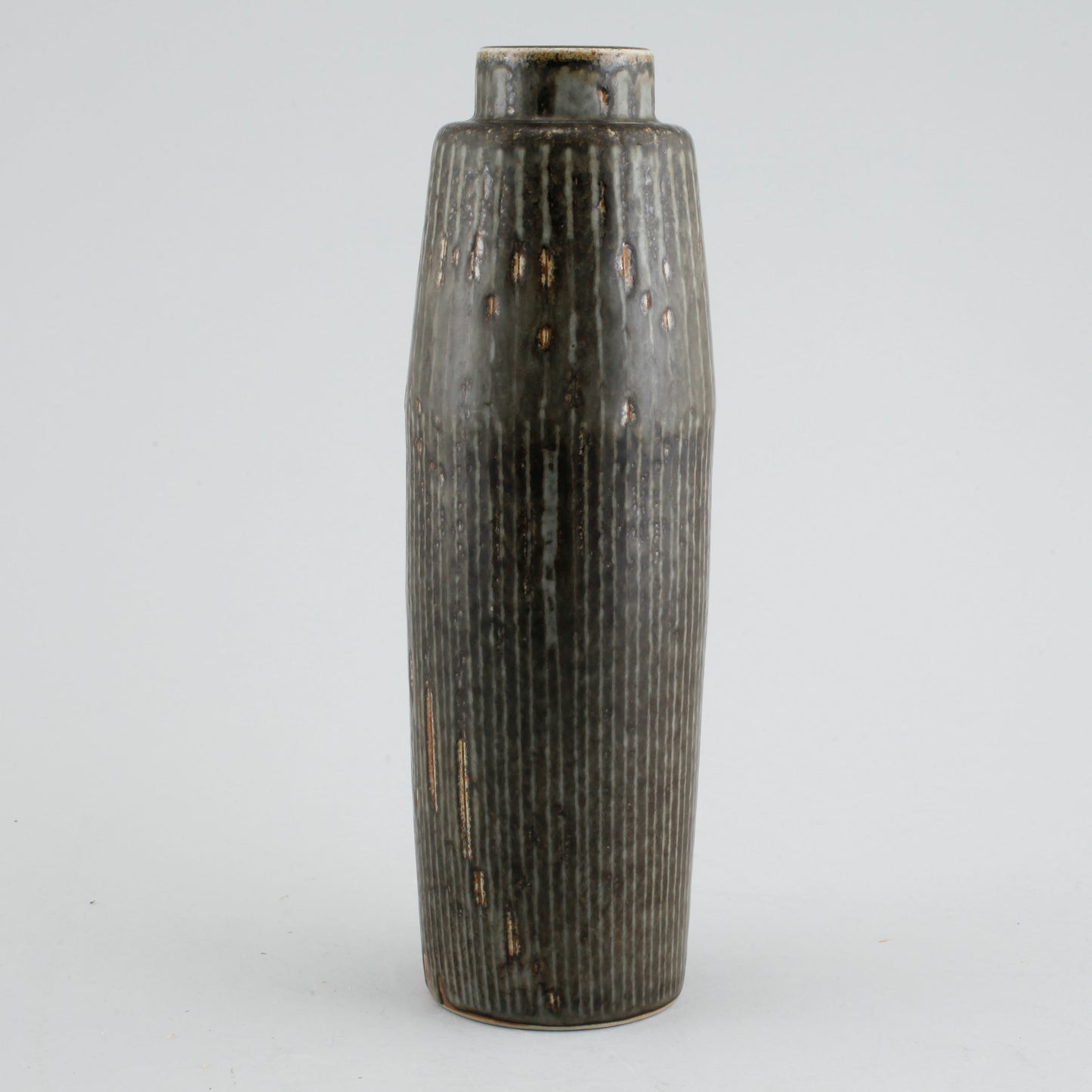 Unik vas i stengods från Rörstrand. Signerad R CH Stålhane SWEDEN -61. 30cm hög. An unique vase by Carl-Harry Stålhane for Rörstrand. H: 30cm/11,8″. Signed R CH Stålhane SWEDEN -61