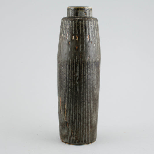 Unik vas i stengods från Rörstrand. Signerad R CH Stålhane SWEDEN -61. 30cm hög. An unique vase by Carl-Harry Stålhane for Rörstrand. H: 30cm/11,8″. Signed R CH Stålhane SWEDEN -61