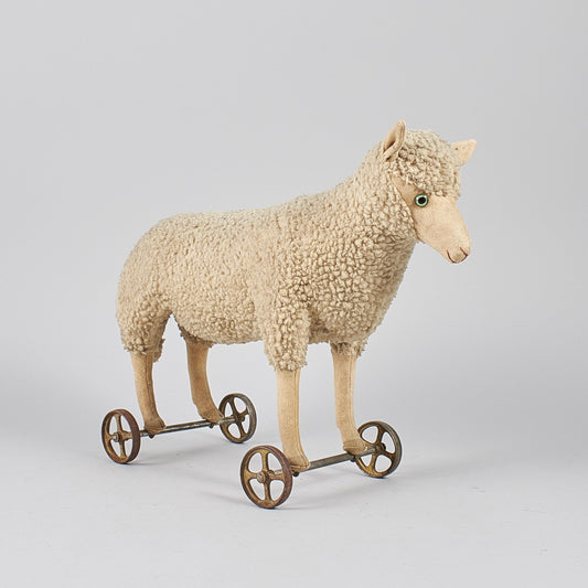 Leksak lamm på hjul av Steiff, 1905-1910. 42cm långt och 33cm högt. Steiff lamb on wheels, 1905-1910. H: 33cm/13" and L: 42cm/16,5"