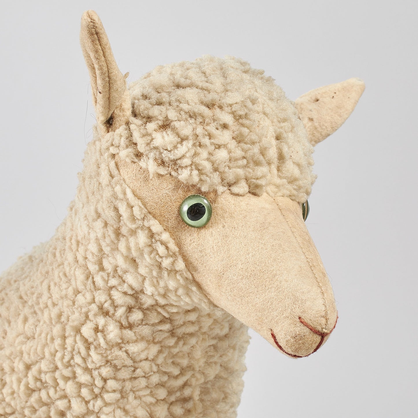 Leksak lamm på hjul av Steiff, 1905-1910. 42cm långt och 33cm högt. Steiff lamb on wheels, 1905-1910. H: 33cm/13" and L: 42cm/16,5"