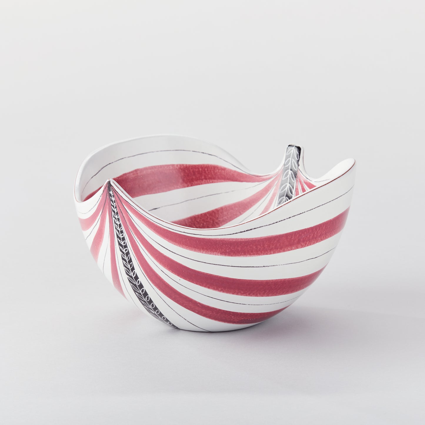 Stig Lindberg fajansskål, från Gustavsberg. H: 14cm samt 24cm X 25,5cm. Signerad med Studiohanden Stig Lindberg fayance bowl for Gustavsberg. H: 14cm/5,5″ and 24cm/9,4″ X 25,5cm/10″. Signed with the ”Studio Hand”