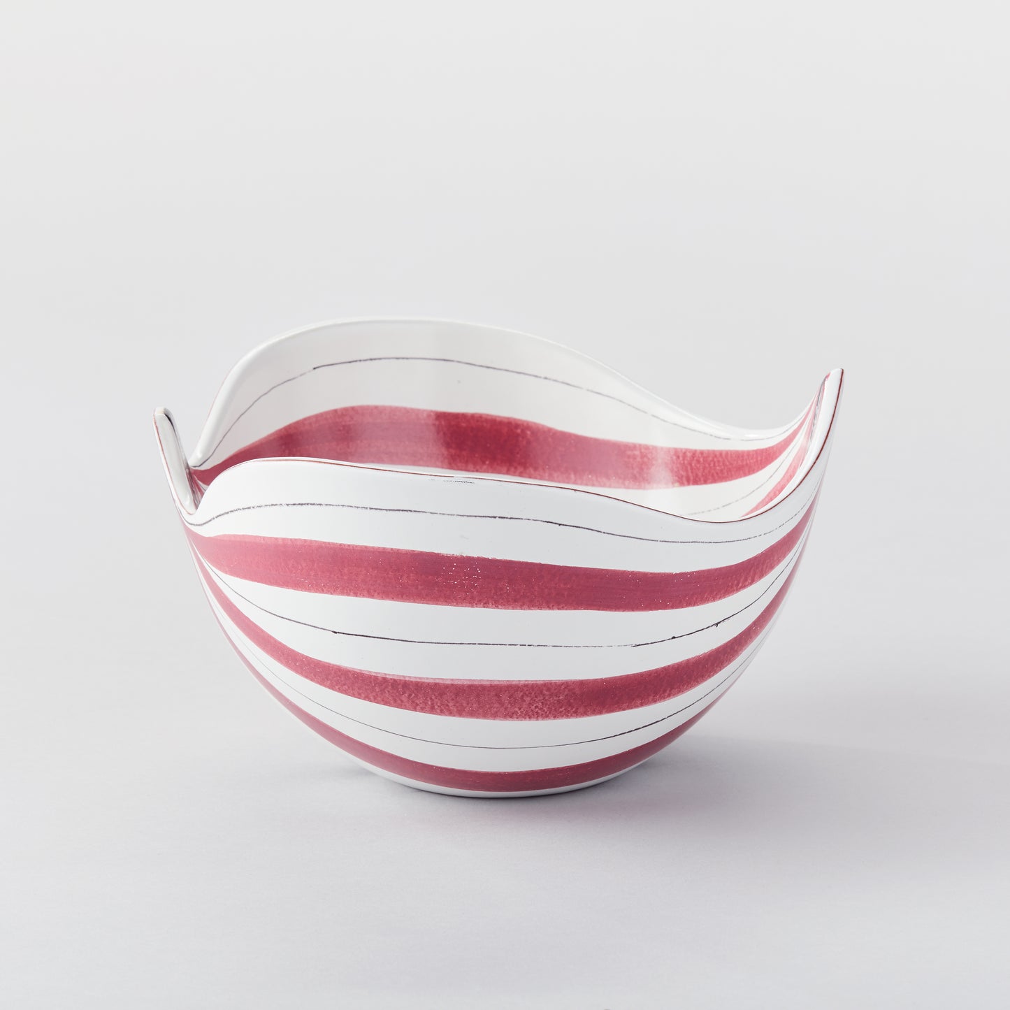 Stig Lindberg fajansskål, från Gustavsberg. H: 14cm samt 24cm X 25,5cm. Signerad med Studiohanden Stig Lindberg fayance bowl for Gustavsberg. H: 14cm/5,5″ and 24cm/9,4″ X 25,5cm/10″. Signed with the ”Studio Hand”